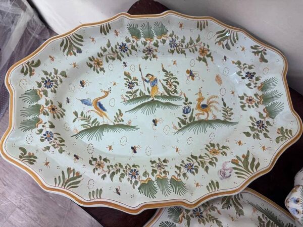 Soupière couverte et son présentoir en faïence – Décor polychrom