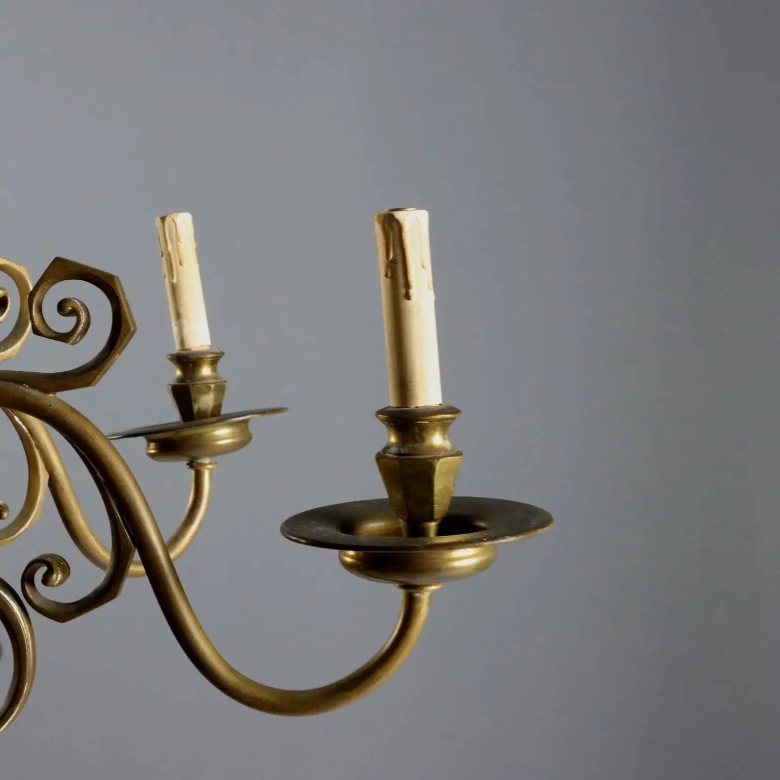 Lustre ancien en bronze à décorations, Pays-Bas, XXe siècle