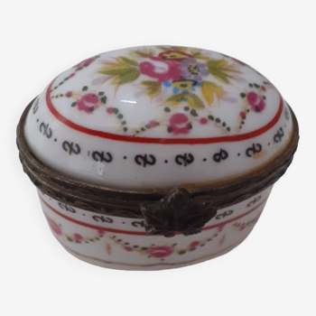 Porcelain pillbox