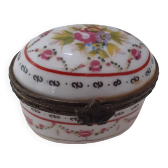 Porcelain pillbox