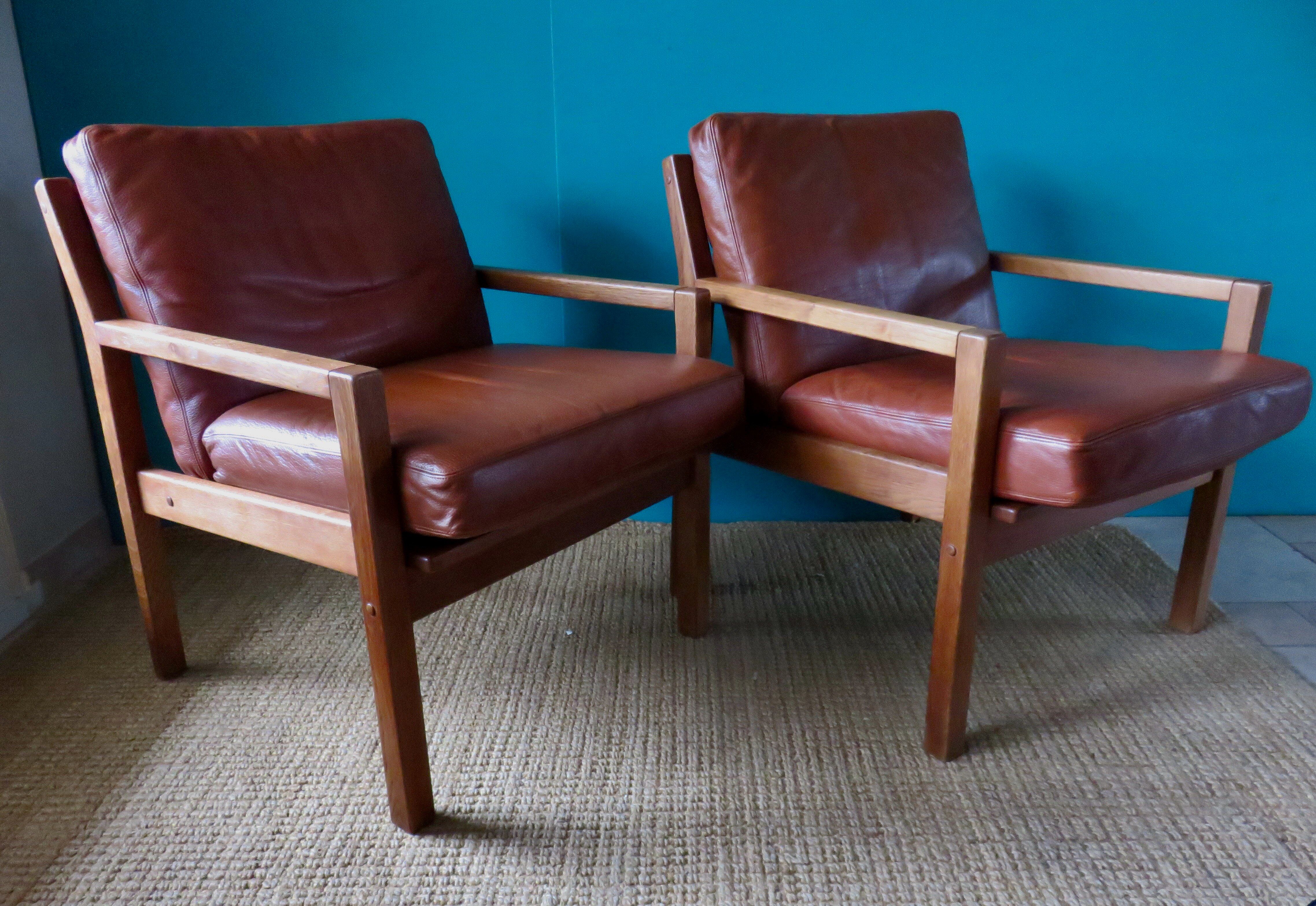 Pair of oak faults with tawny leather cushion. Denmark 1960