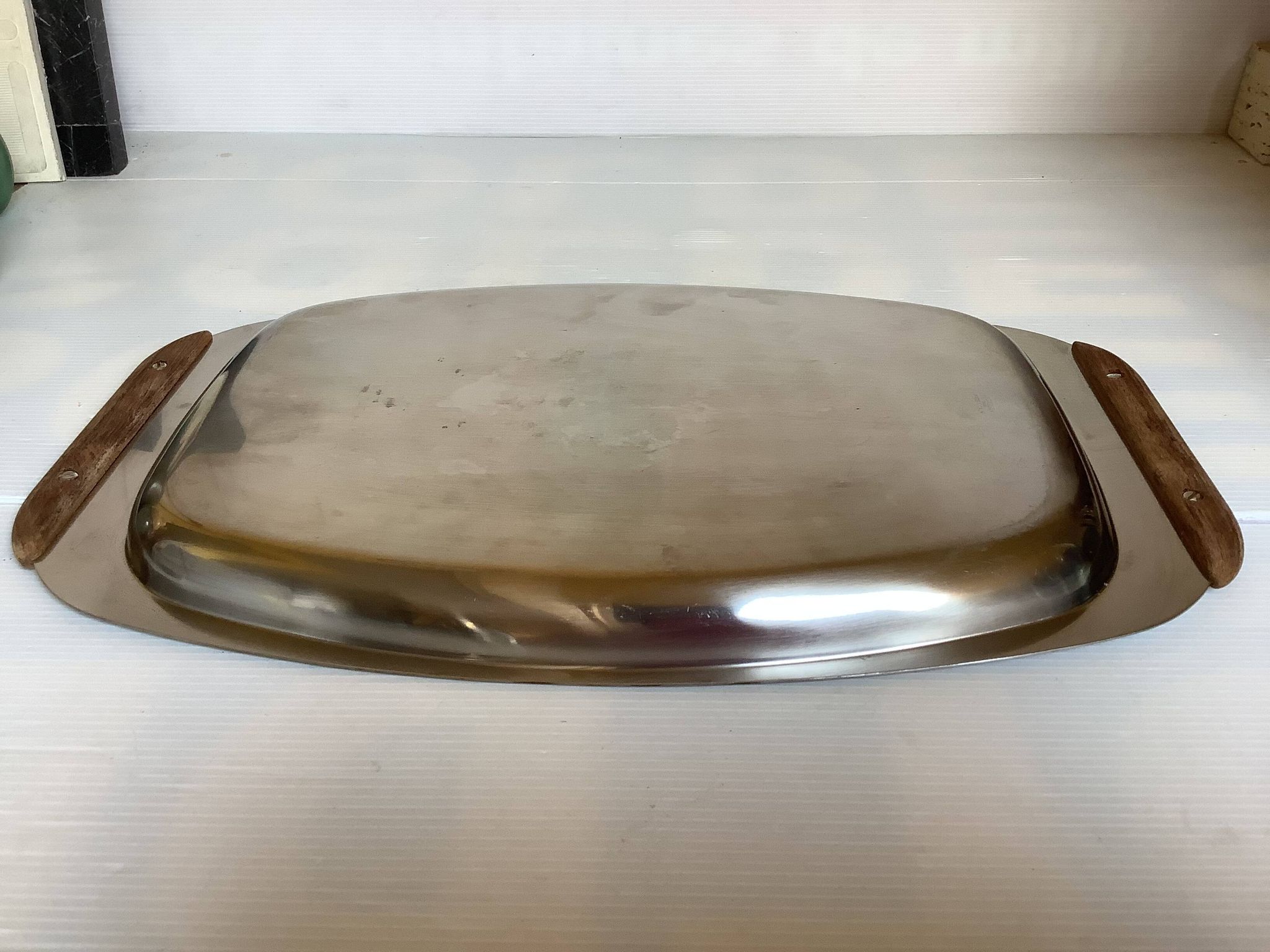 Plat, plateau en métal et bois de style scandinave