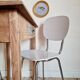 Paire de chaises en formica blanc et rayures