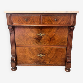 Small XIX walnut chest of drawers