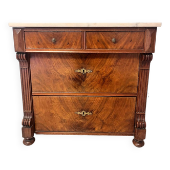 Small XIX walnut chest of drawers