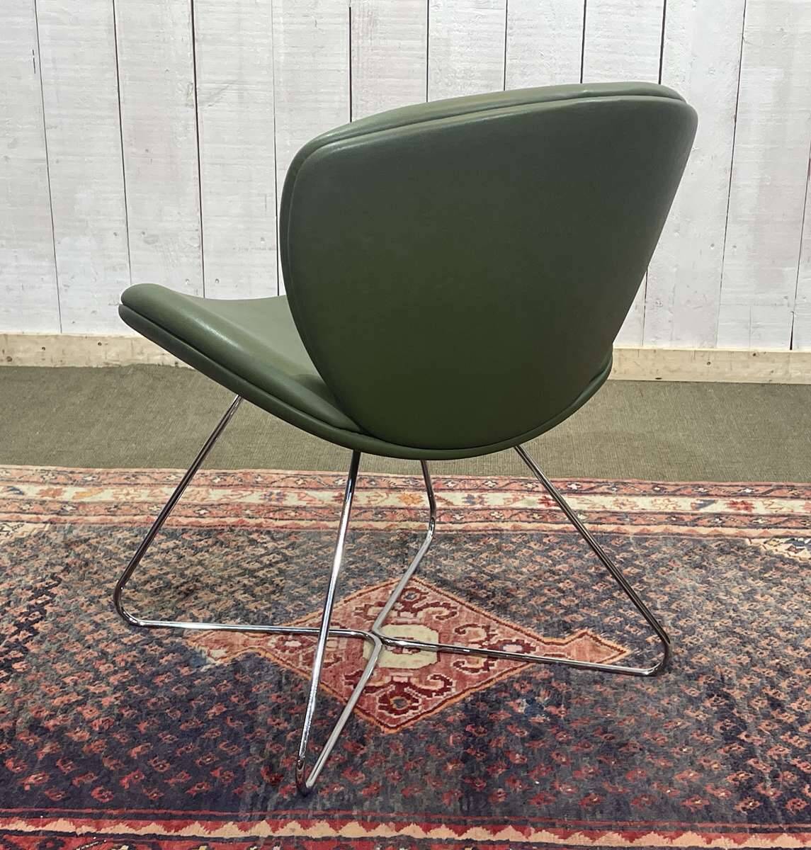 Chaise - chauffeuse moderne en cuir de la marque Pledge