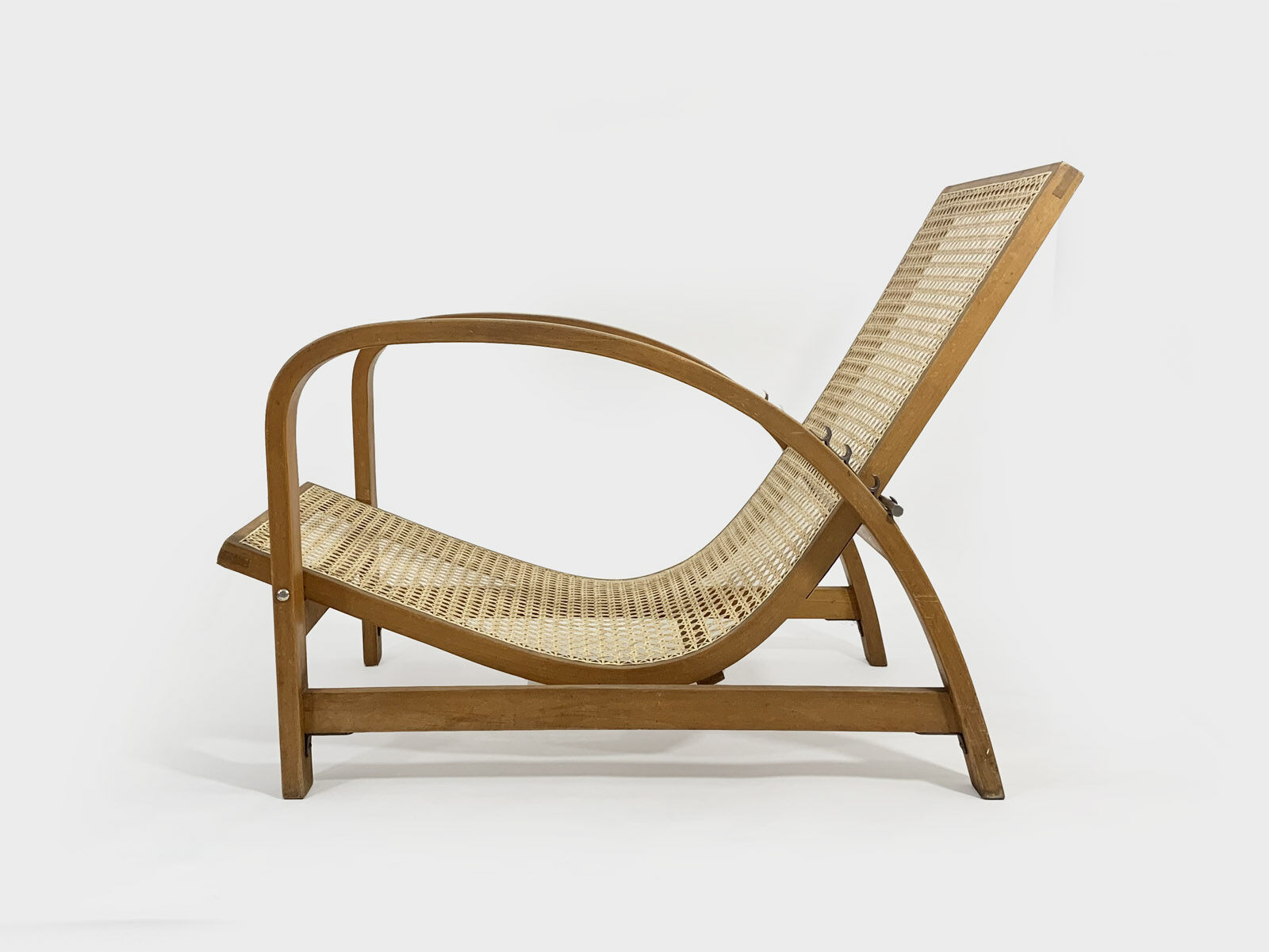 Fauteuil Jindrich Halabala en bois et canne, années 1930