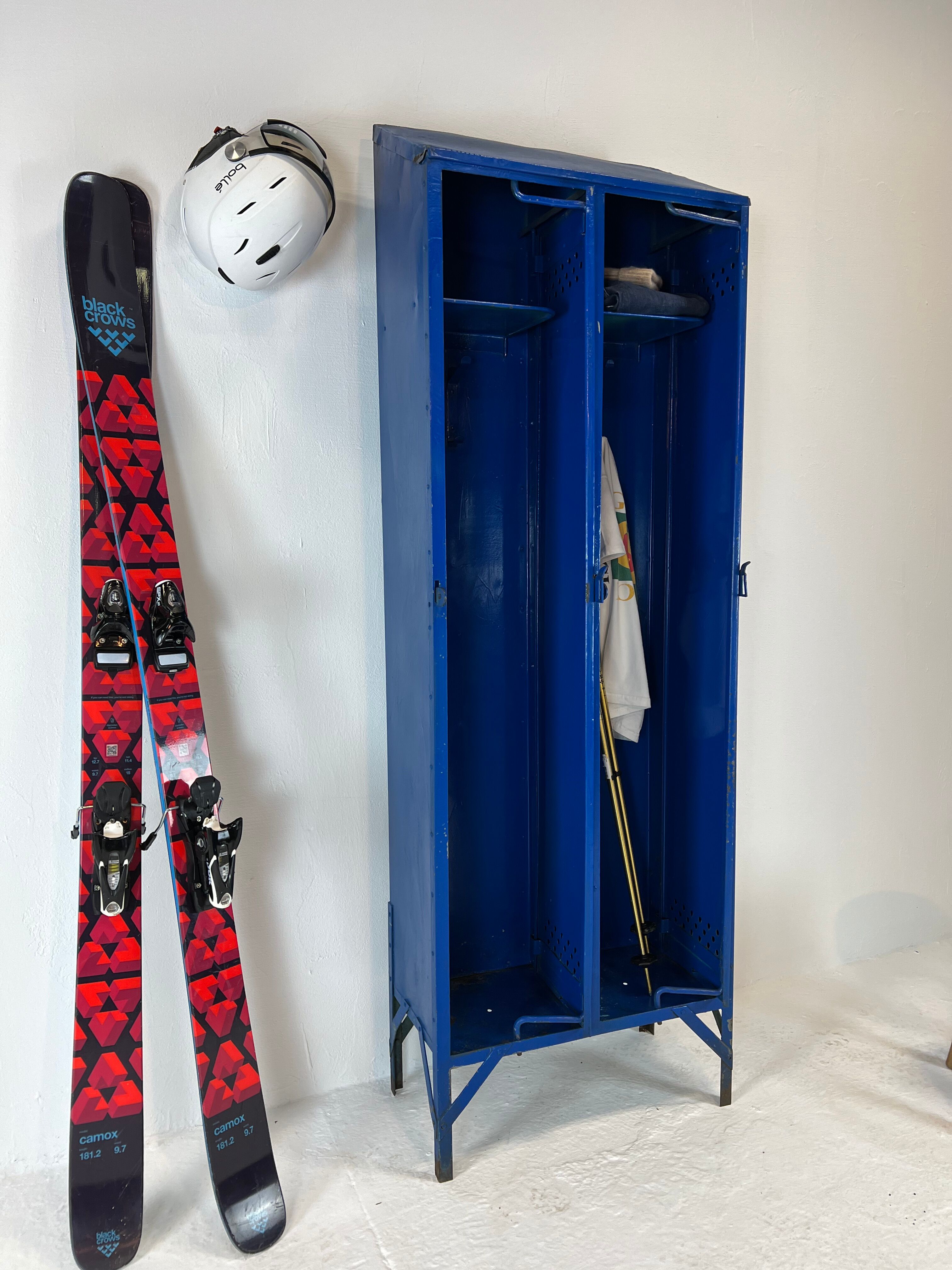 Metal locker with metal rivets