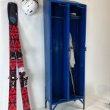 Metal locker with metal rivets