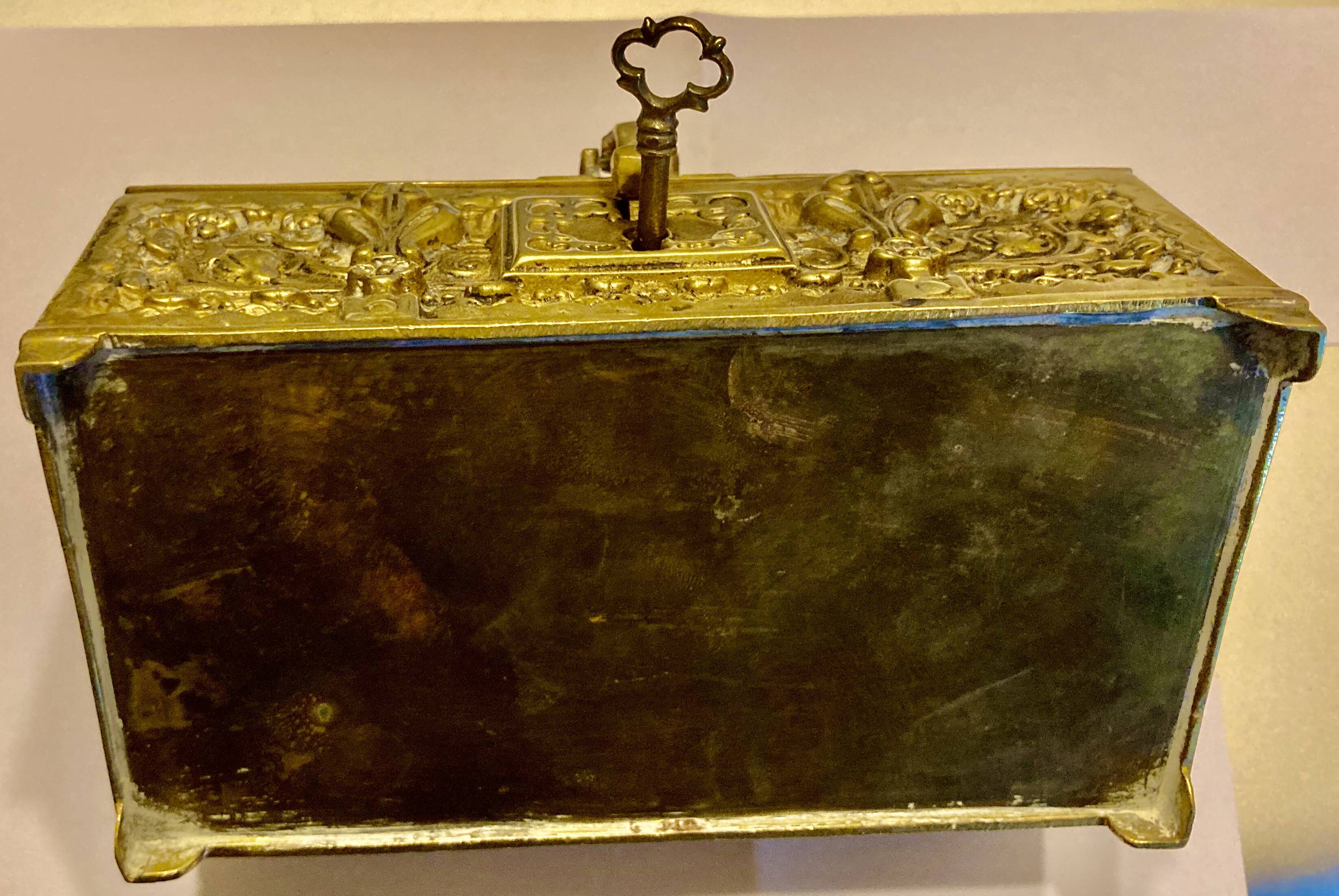 Jewelry chest with its bronze key, Renaissance style, 19th century fleur-de-lis decoration