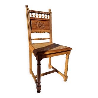 Chaise en noyer sculpté milieu du XIXe siècle