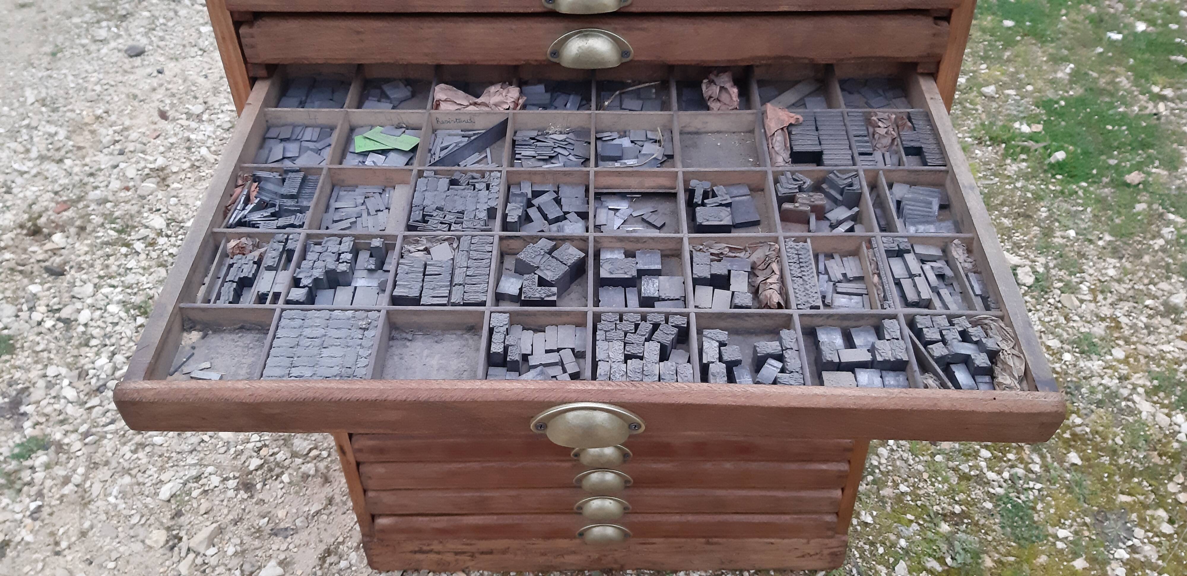 Printing cabinet 16 drawers with these lead letters