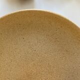 Flat stoneware plates