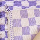 Tapis à damiers violets et blancs