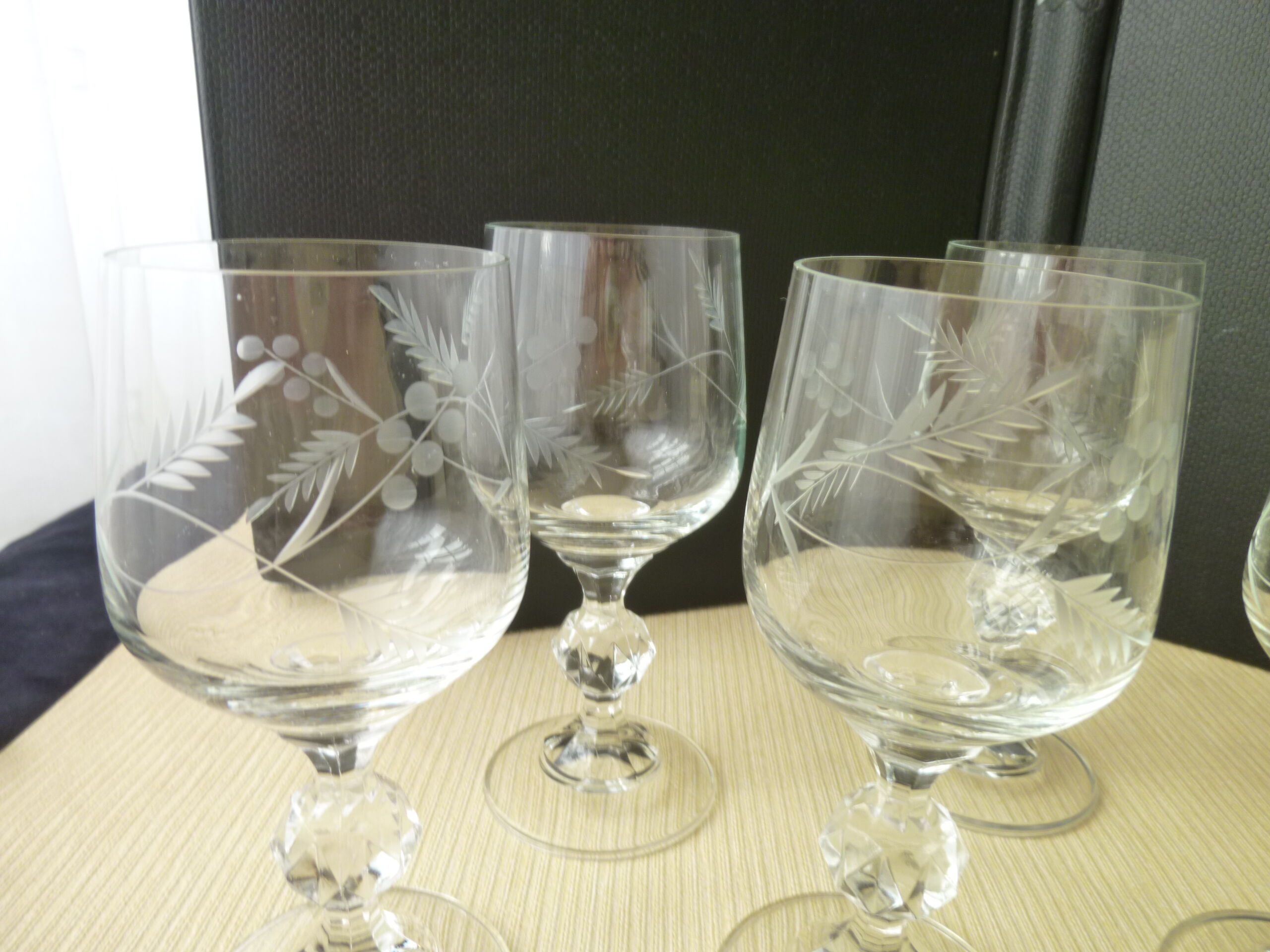 Set de 6 verres à vin en verre meulé