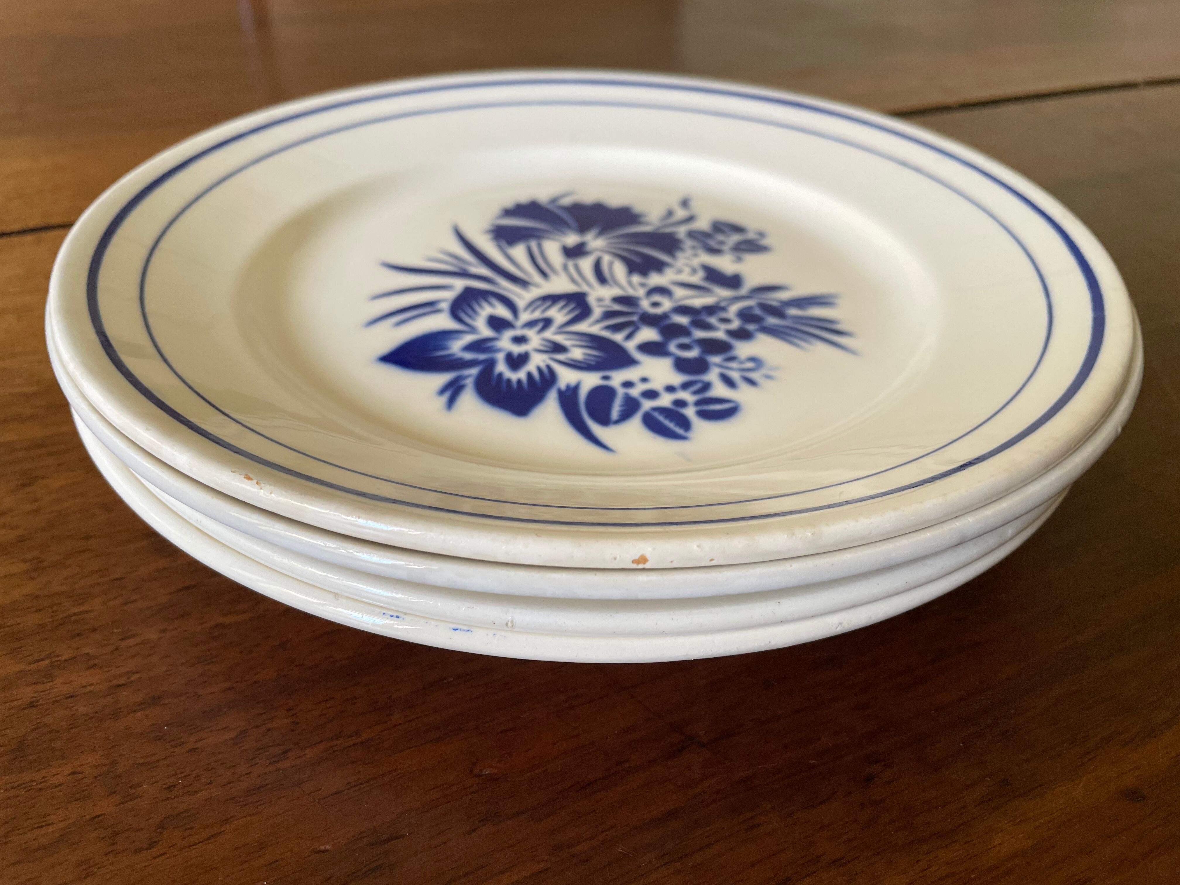 Set of 4 flat plates mismatched