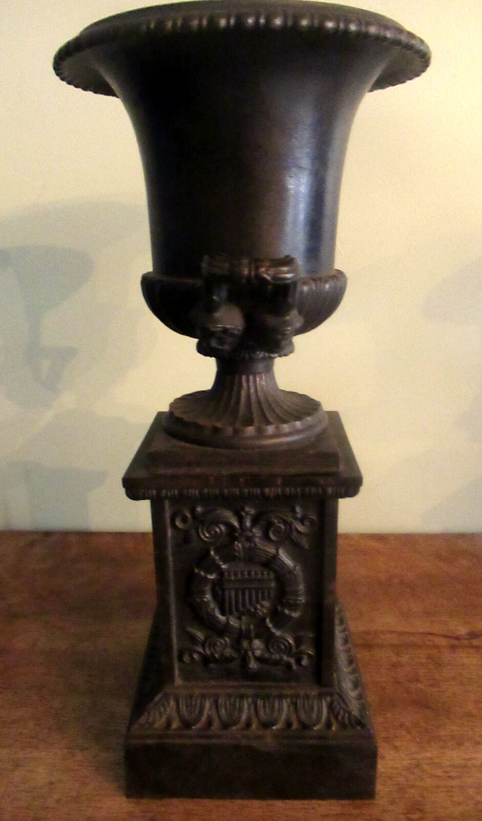 Pair of Medici vases, cast iron, on base