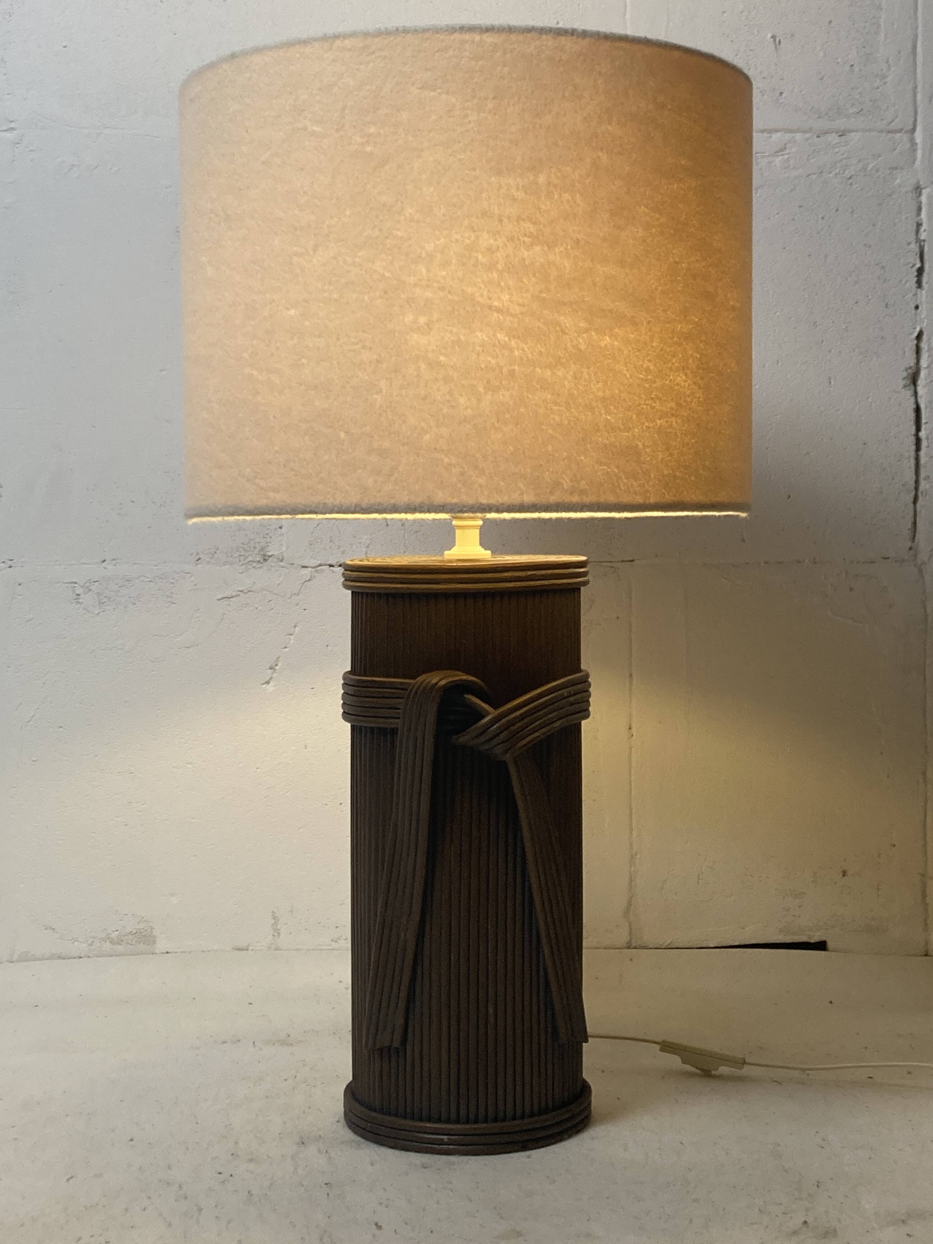 Grande lampe de table pilier en bambou et rotin en roseau, abat-jour bouclé, Italie années 1970