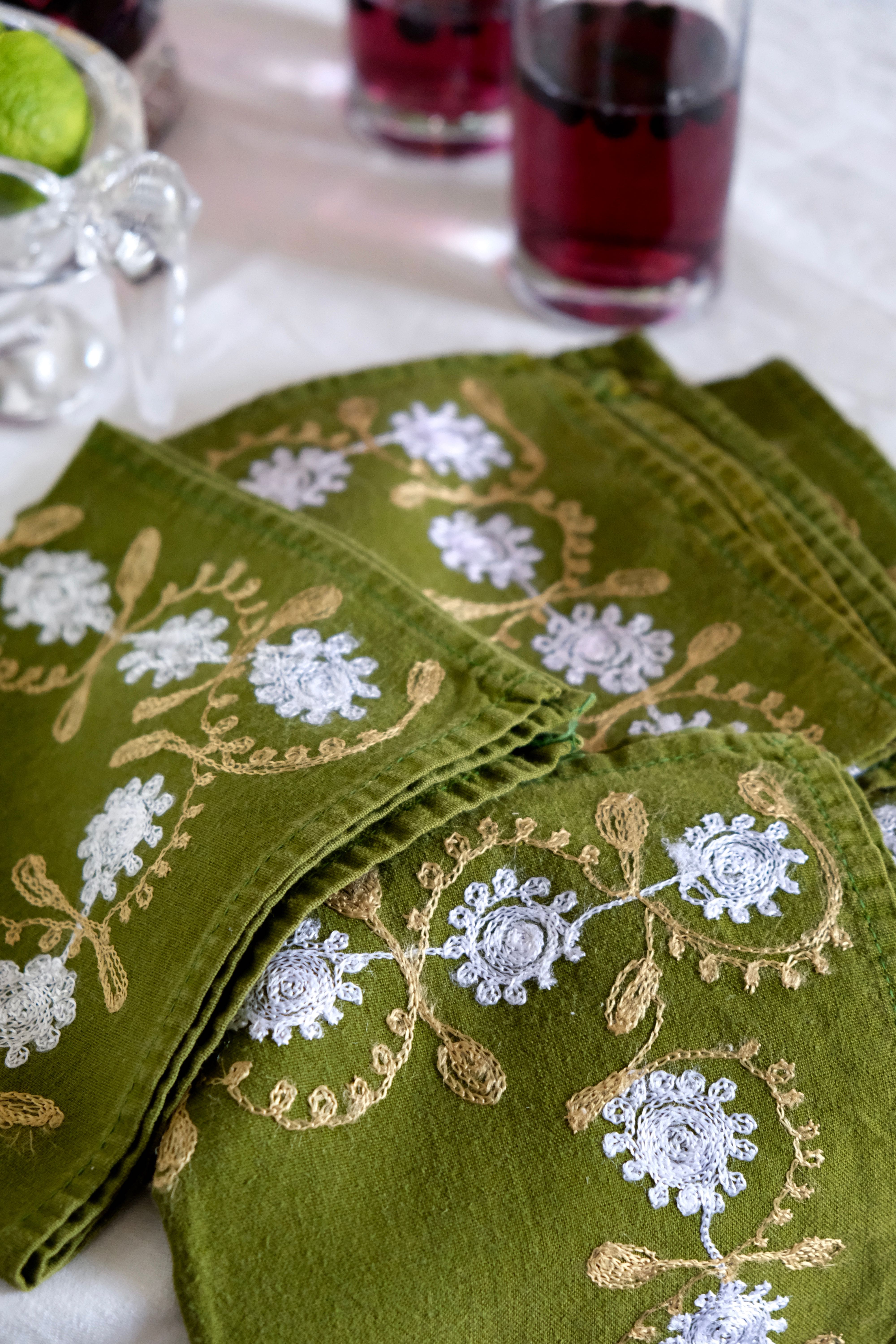 Suite of 8 olive green napkins embroidered vintage flowers 50s