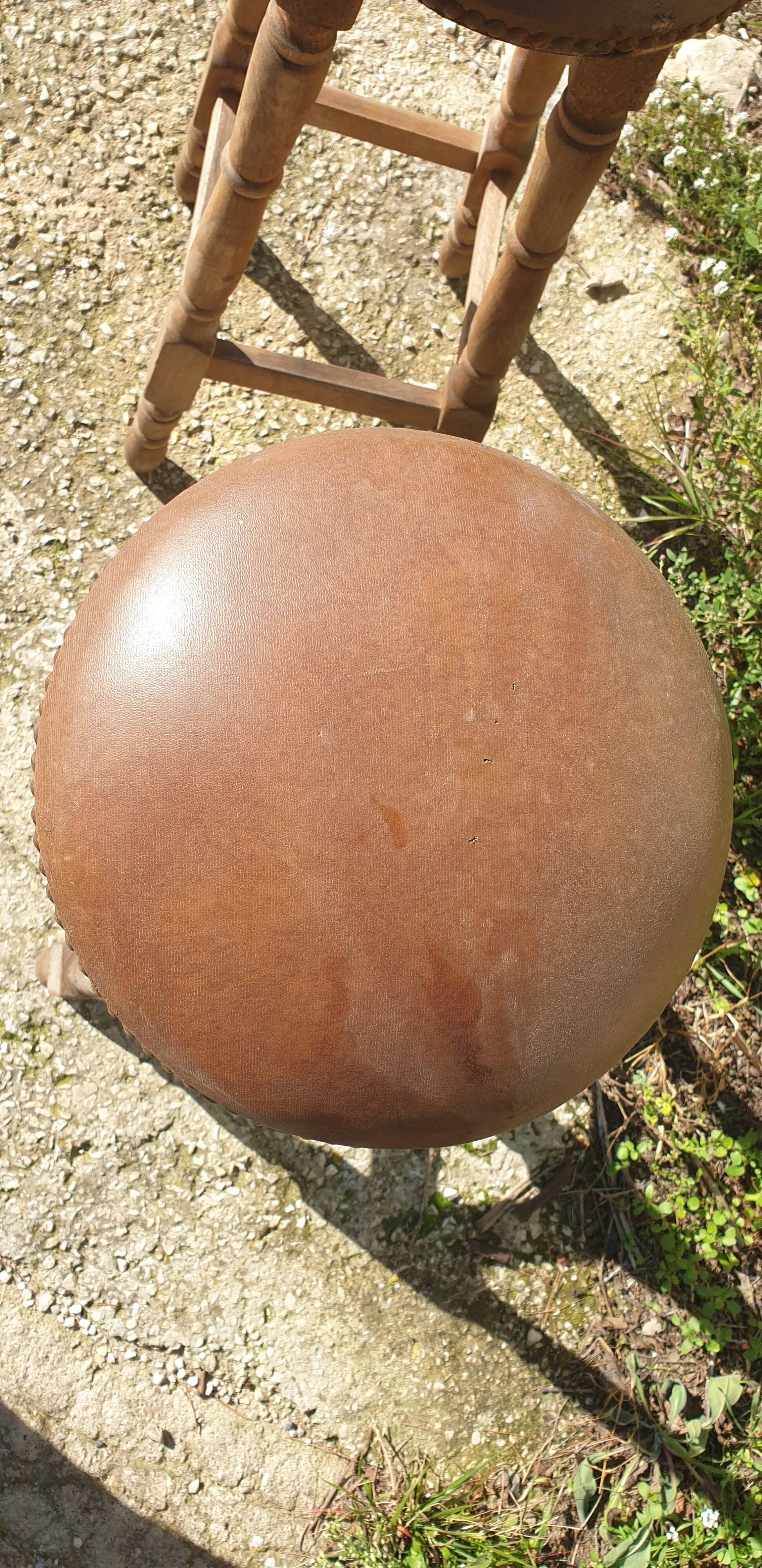 Paire de tabourets de bar, bois et simili cuir