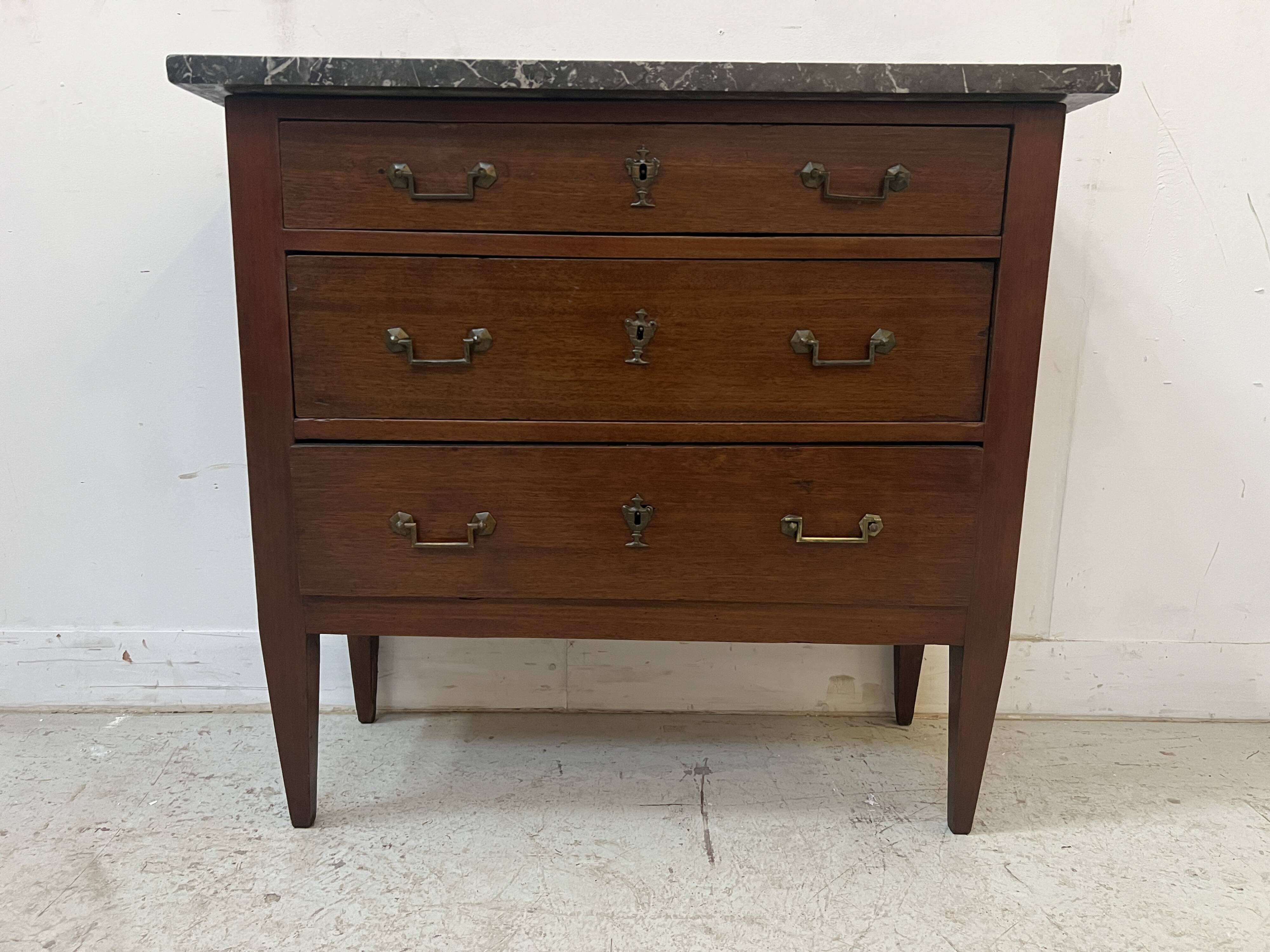 Commode de style Louis XVI en chêne massif XIX siècle