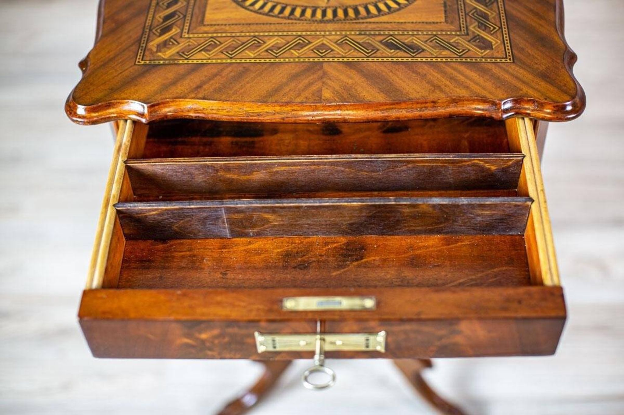 Table de couture antique Louis Philippe avec plateau marqueté, 1860