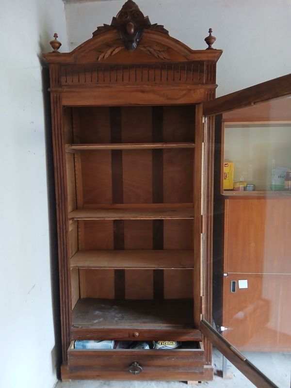 Antique bonnetière