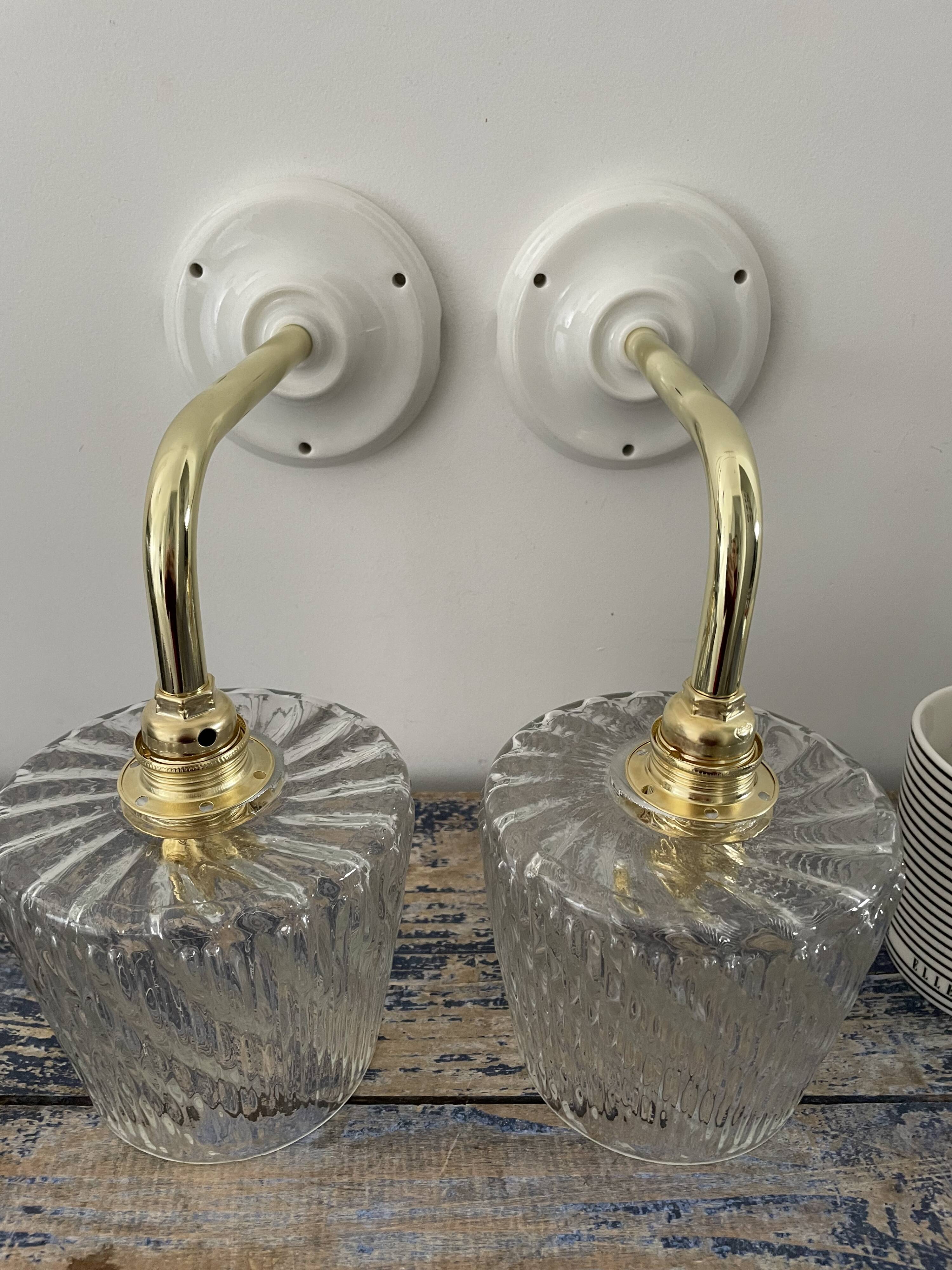 Paire d’appliques murales vintage en verre ciselé