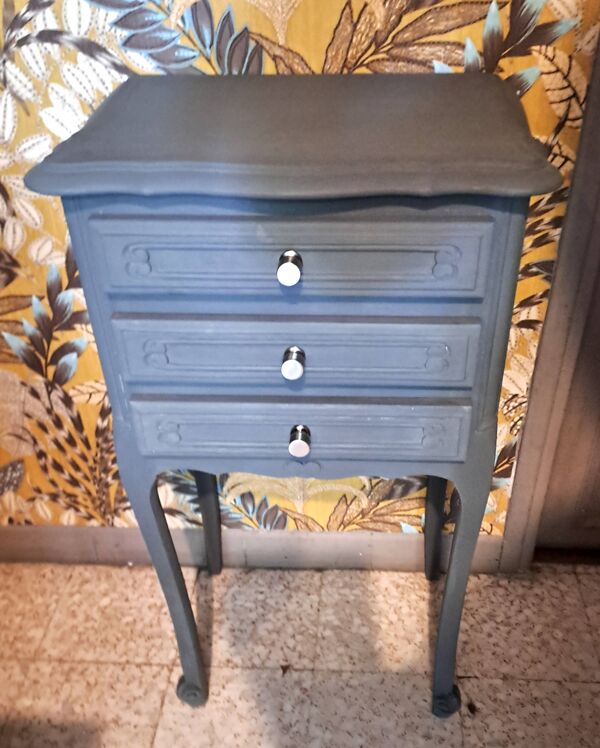 Table de chevet 1950 en bois peint coloris gris trench rénovée 3 tiroirs
