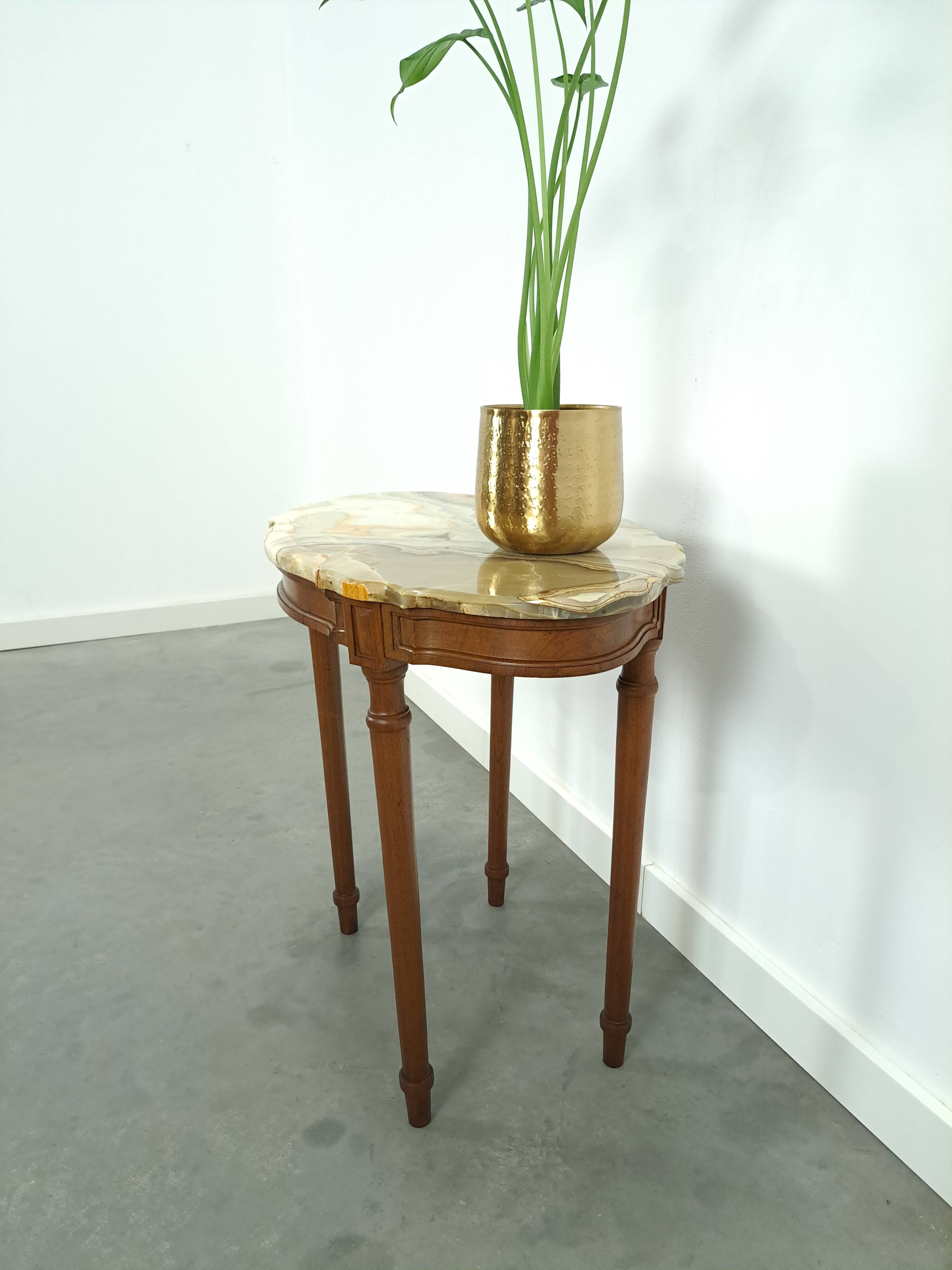 Oude houten tafel met marmeren blad