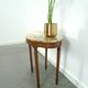 Oude houten tafel met marmeren blad