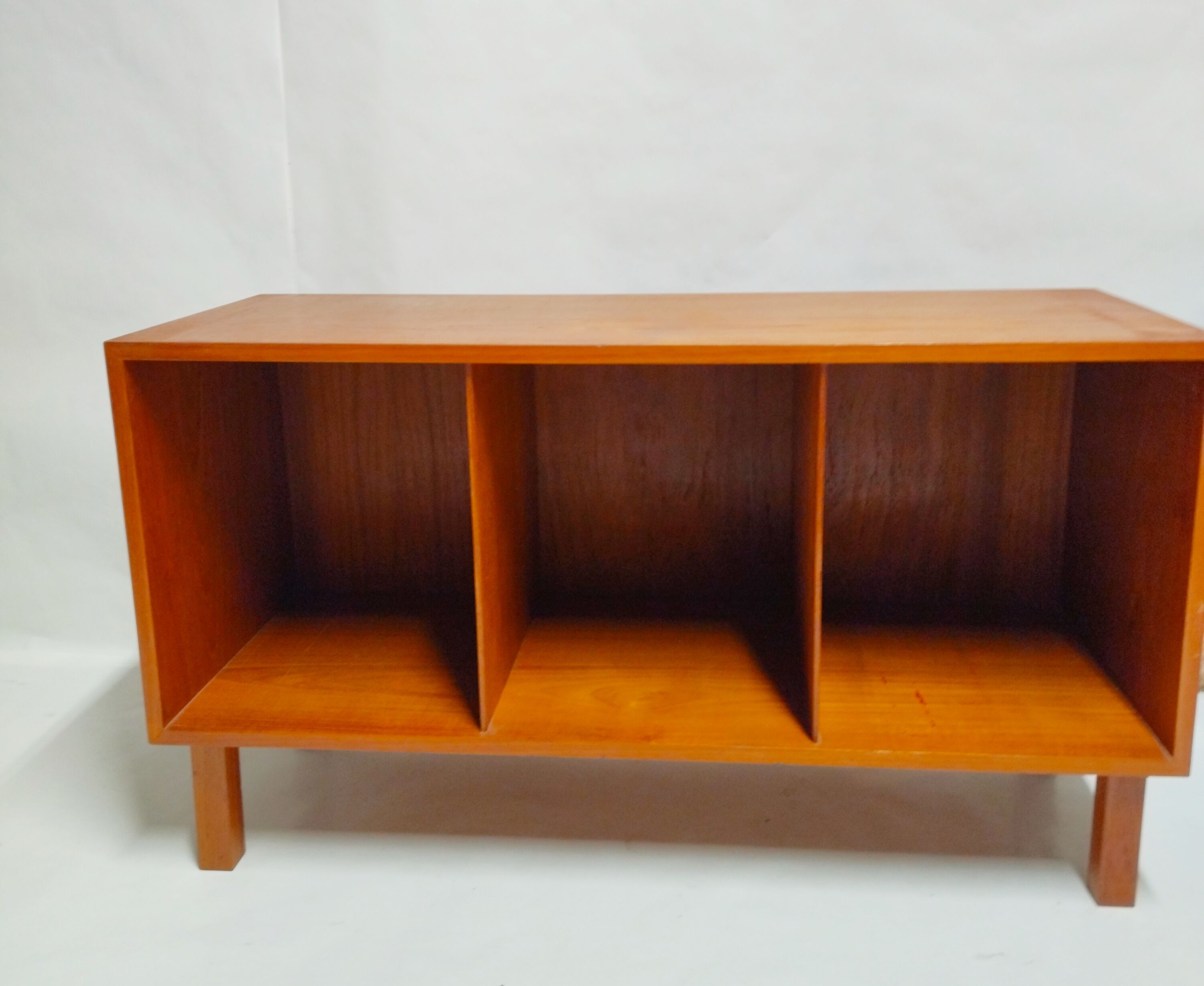 Scandinavian open teak row