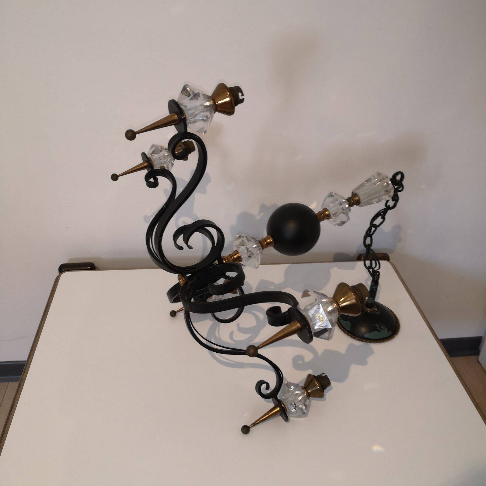Lustre moderniste en fer forgé, laiton et cristal de Sèvres, 1950