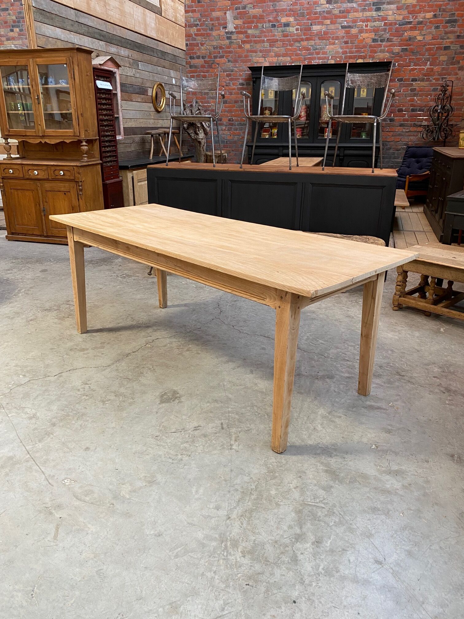 Elm farmhouse table spindle legs