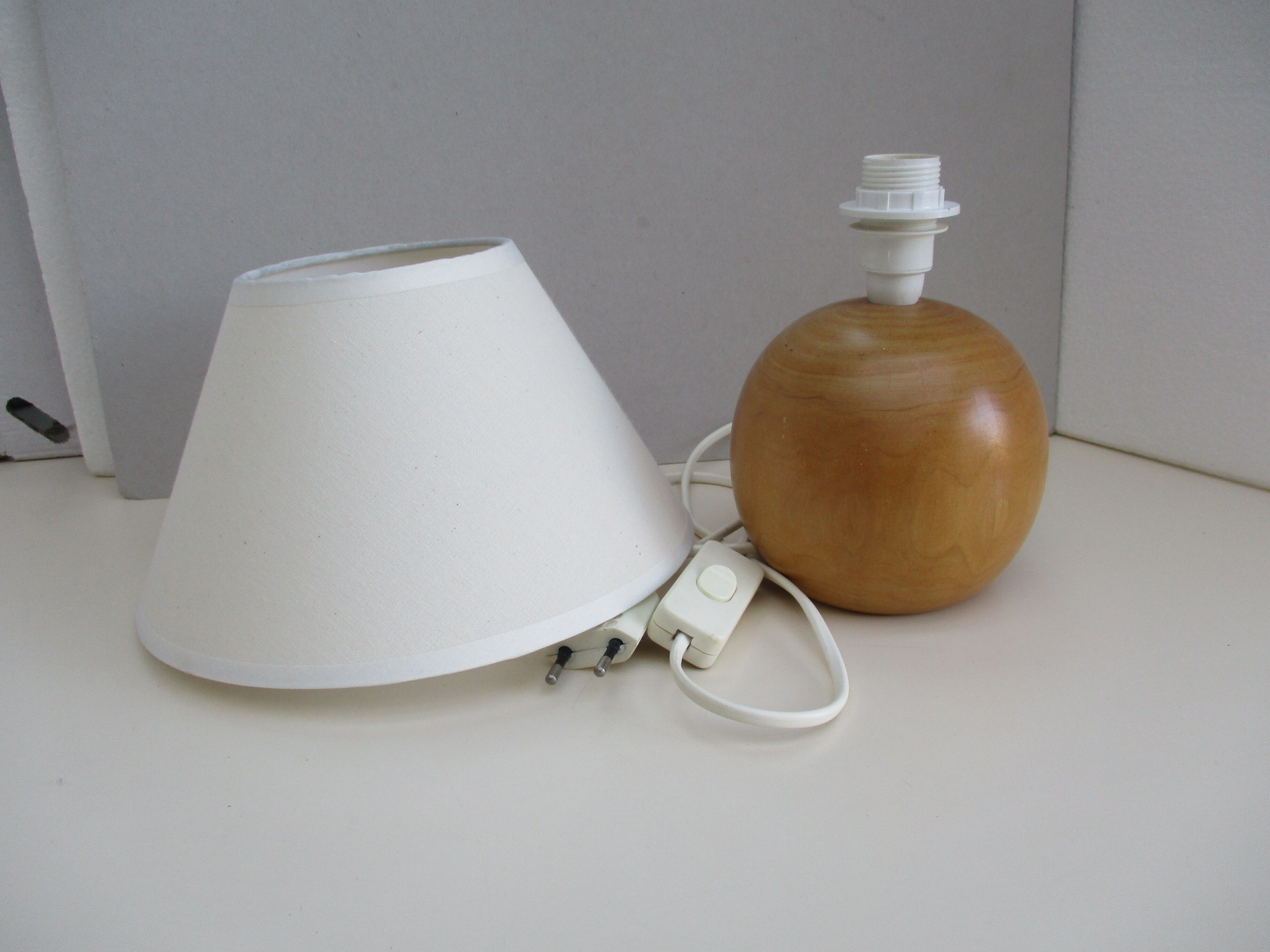 Lampe de table pied boule en bois
