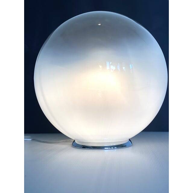 Contemporary scenographic murano vanished-white murano glass table lamp in 70's style