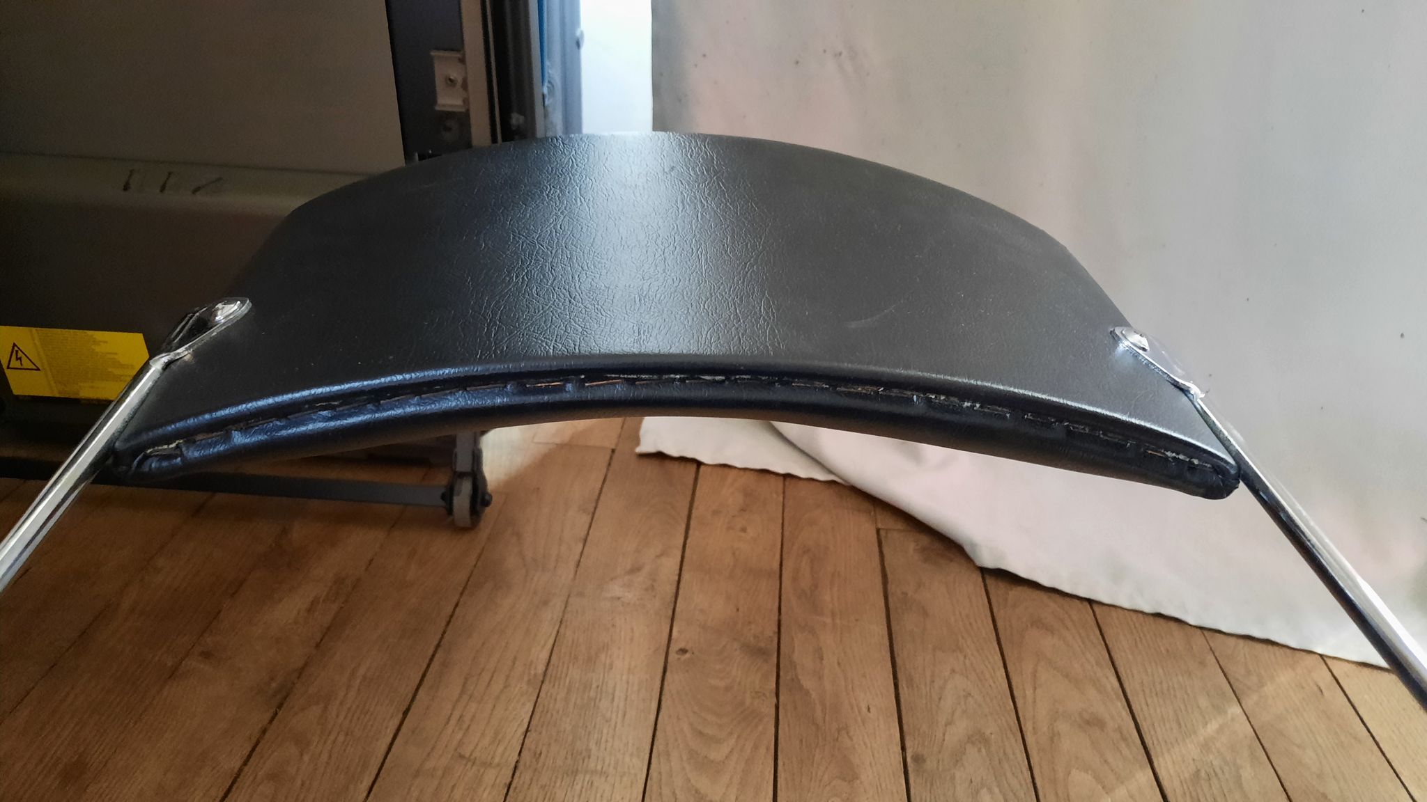 Fauteuil et chaise de bureau année 60 skaï