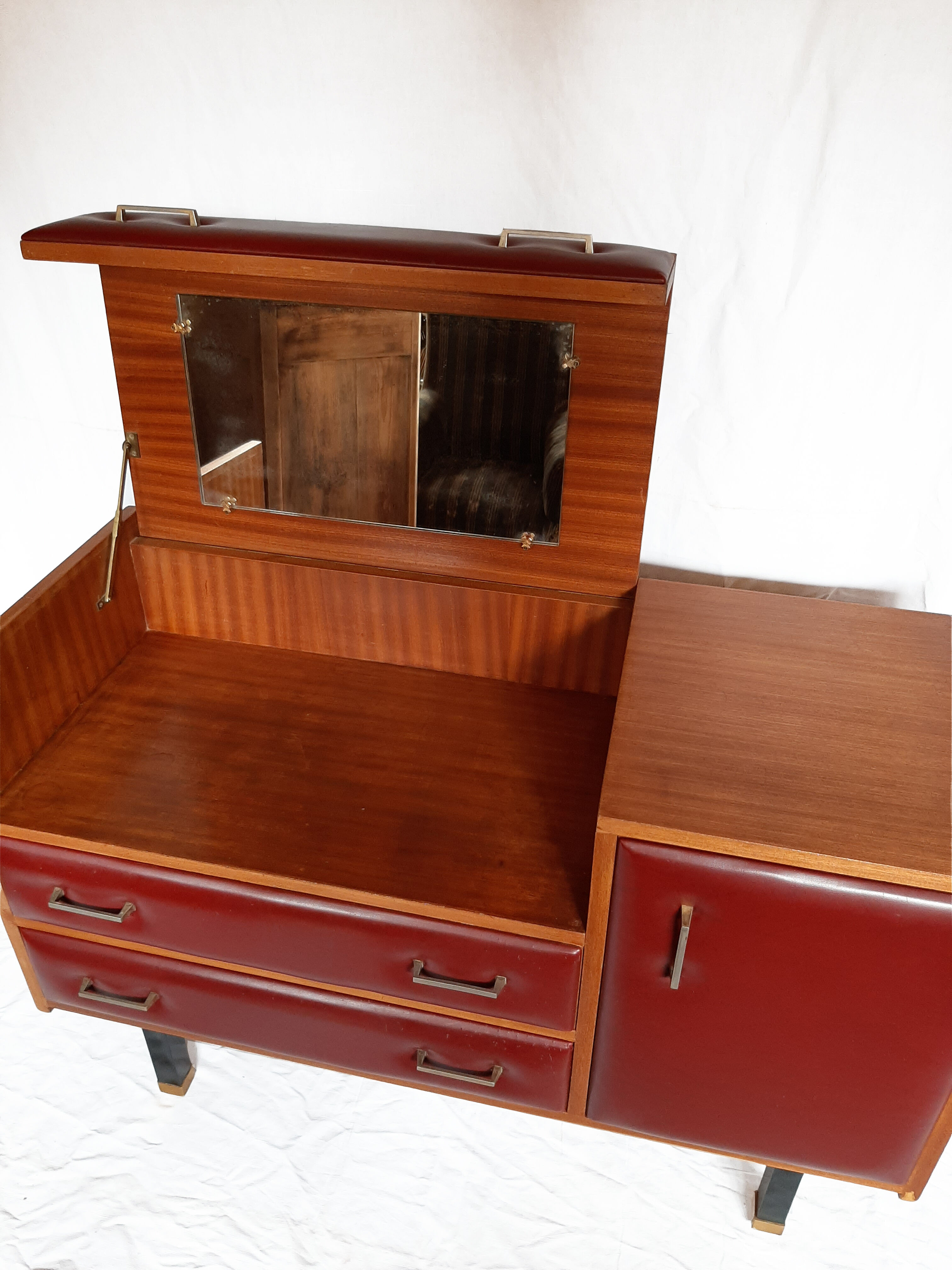 Chest of drawers dressing table