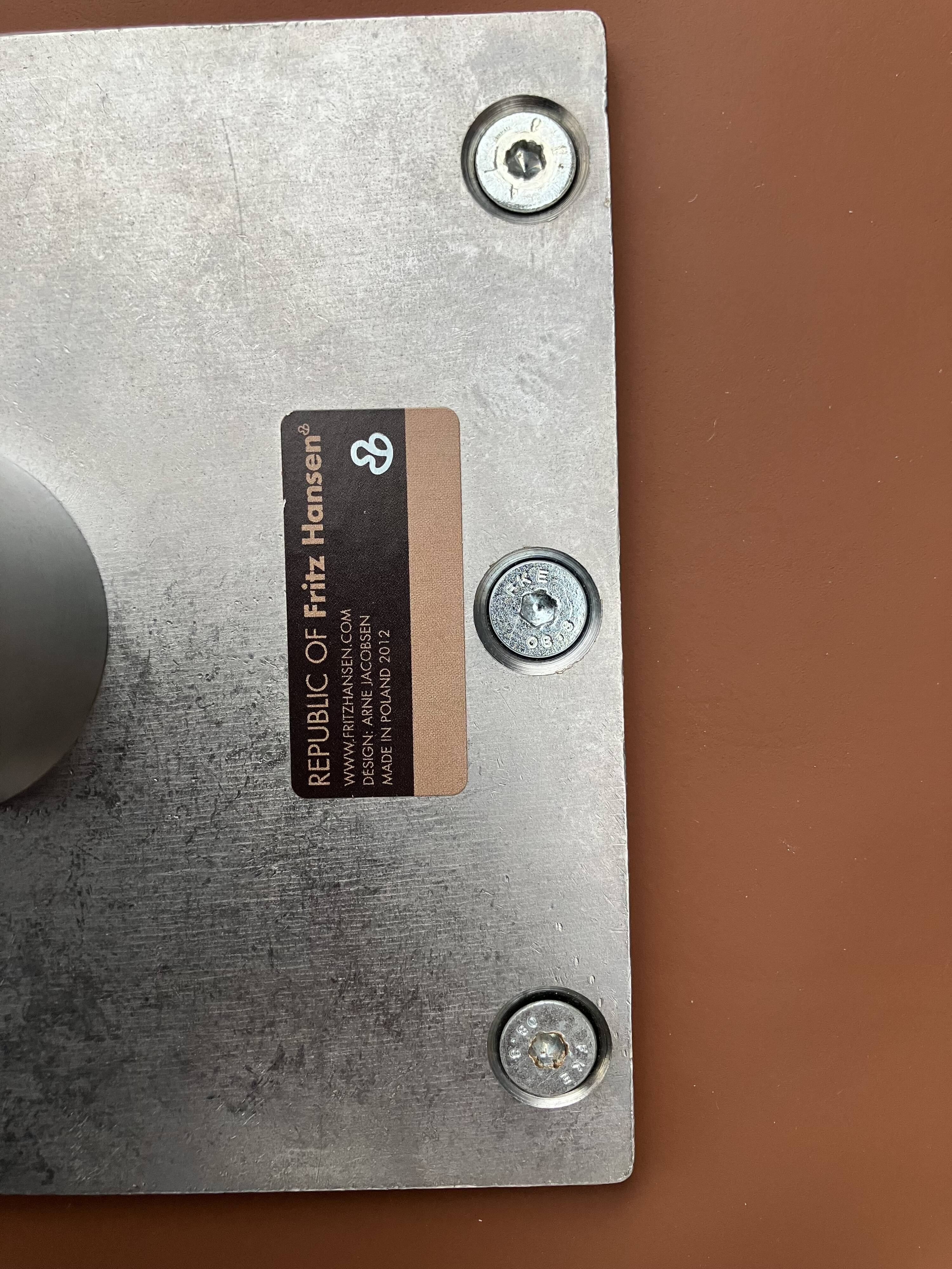 Fritz Hansen Swan chair by Arne Jacobsen in Cognac leather, NEW condition!!