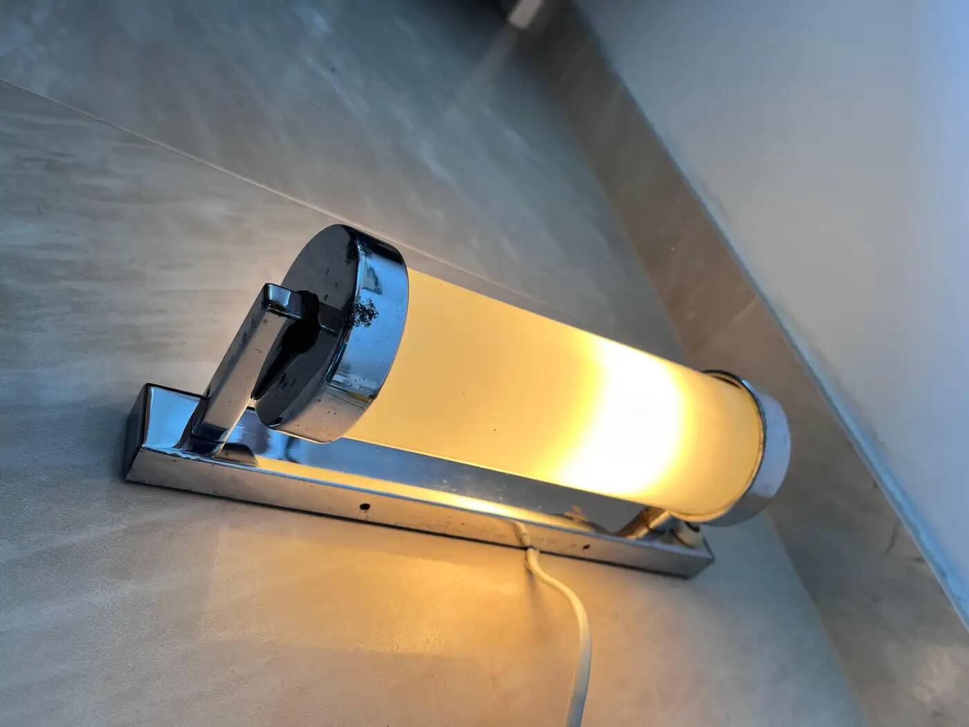 Lampe murale en verre laiteux chrome Bauhaus / Fonctionnaliste - années 1930