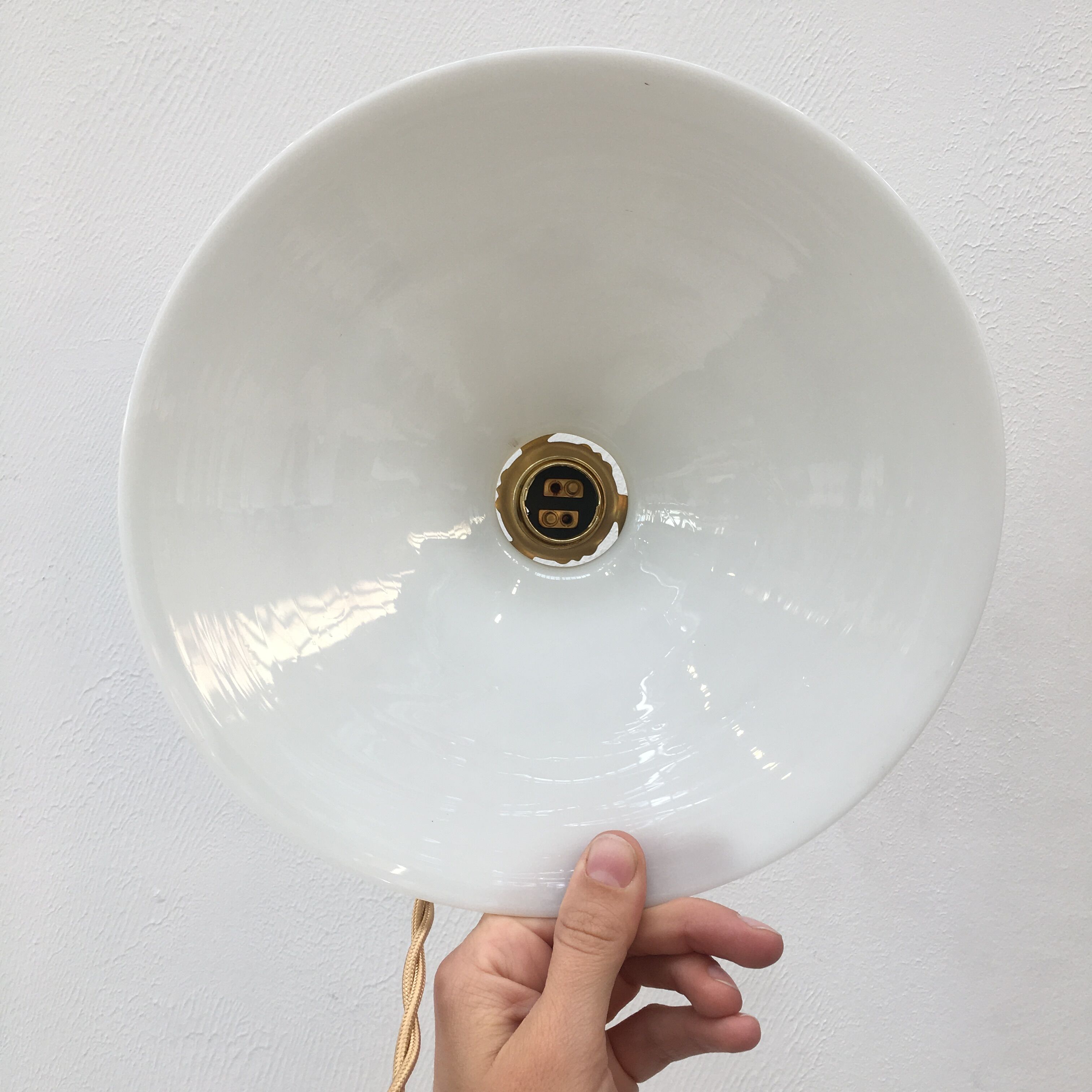 Paire de suspensions en opaline blanche