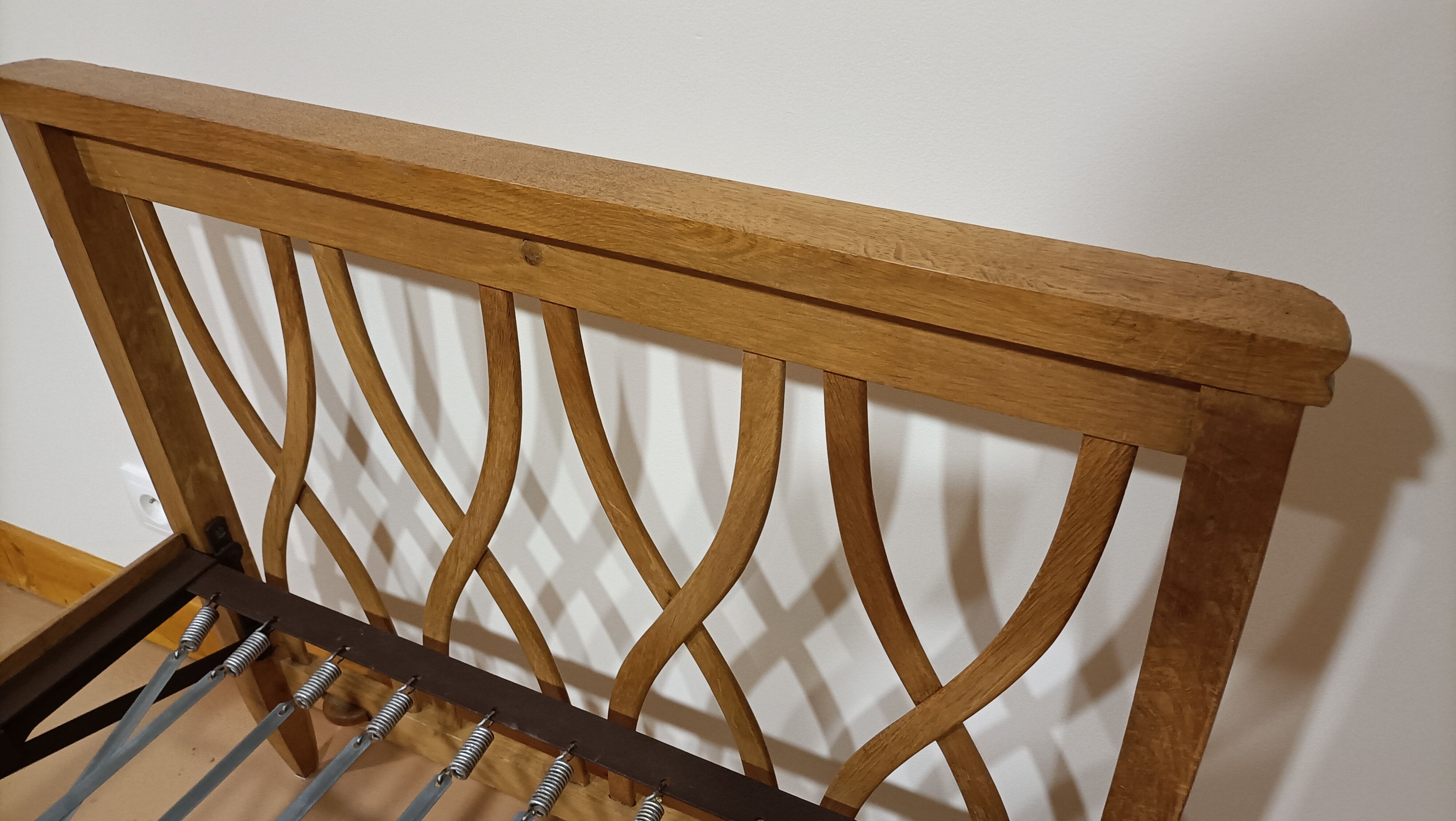 Vintage pull-out beds with cross-beams