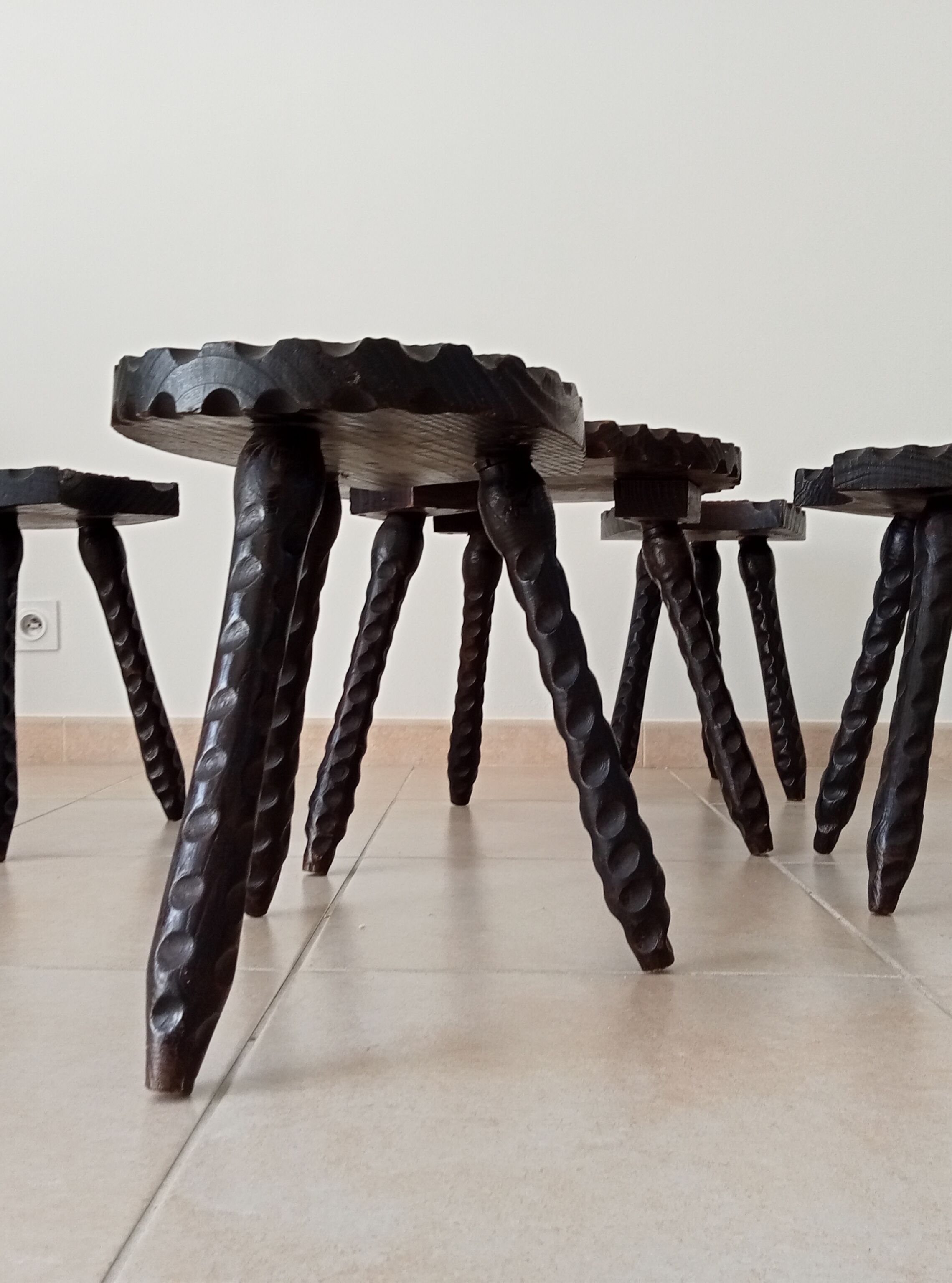 Ensemble de 5 tabourets et une table tripode brutaliste espagnol années 60