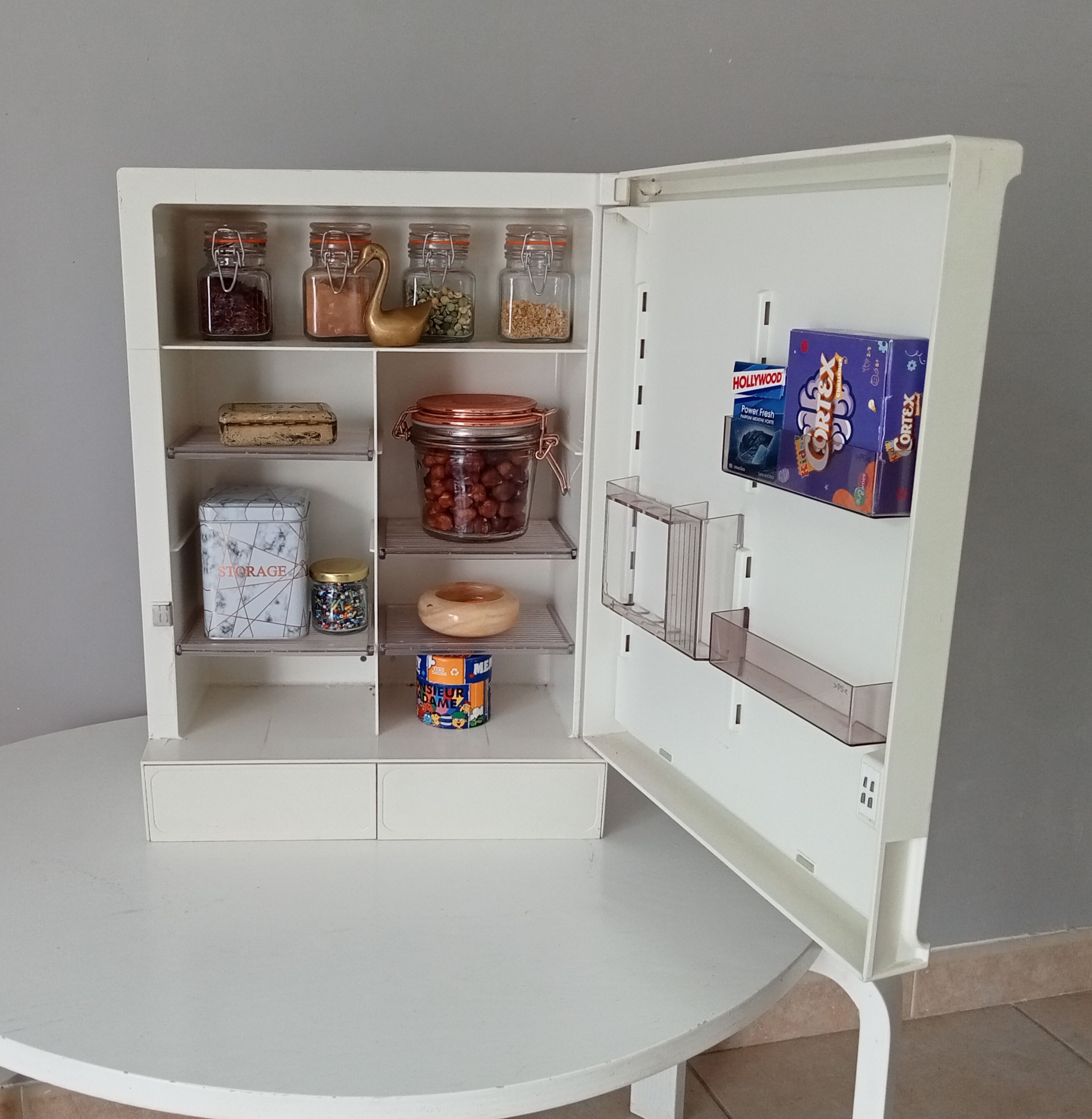 Vintage medicine cabinet 80s