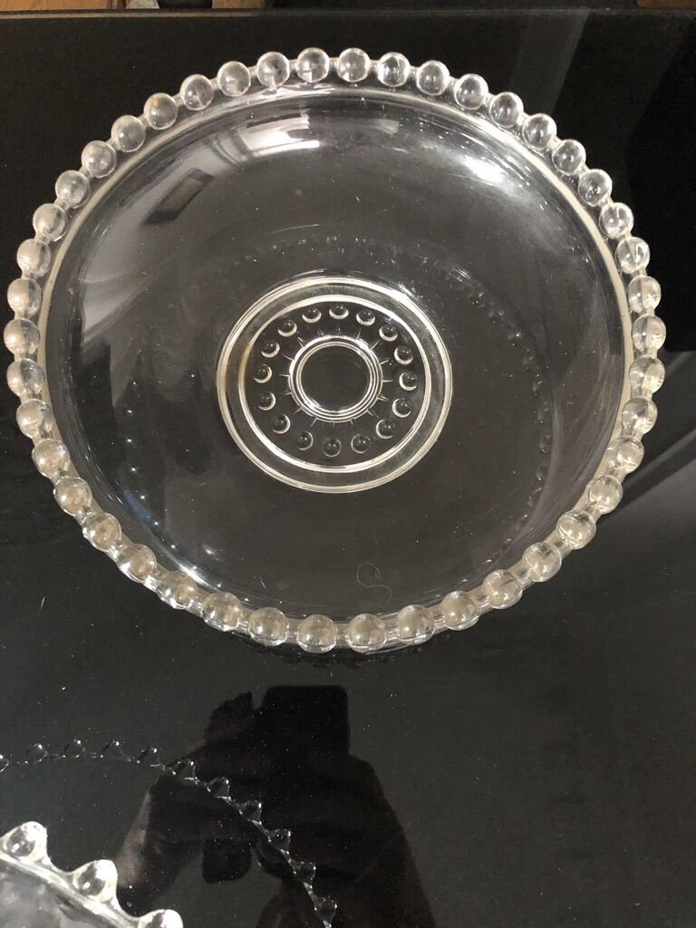 Flat cake display on foot and flat