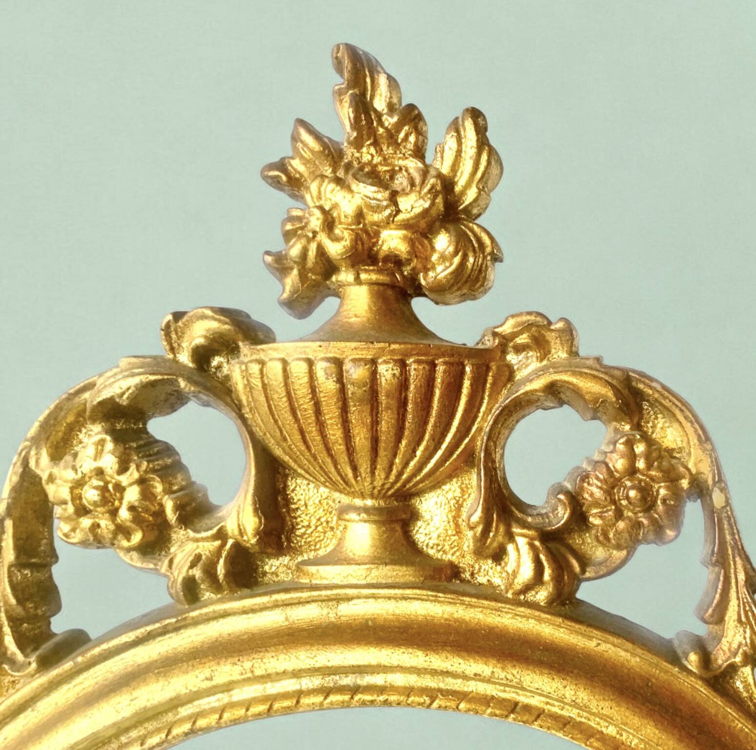 Ancien miroir ovale en résine dorée à la feuille - style baroque - 73 cm