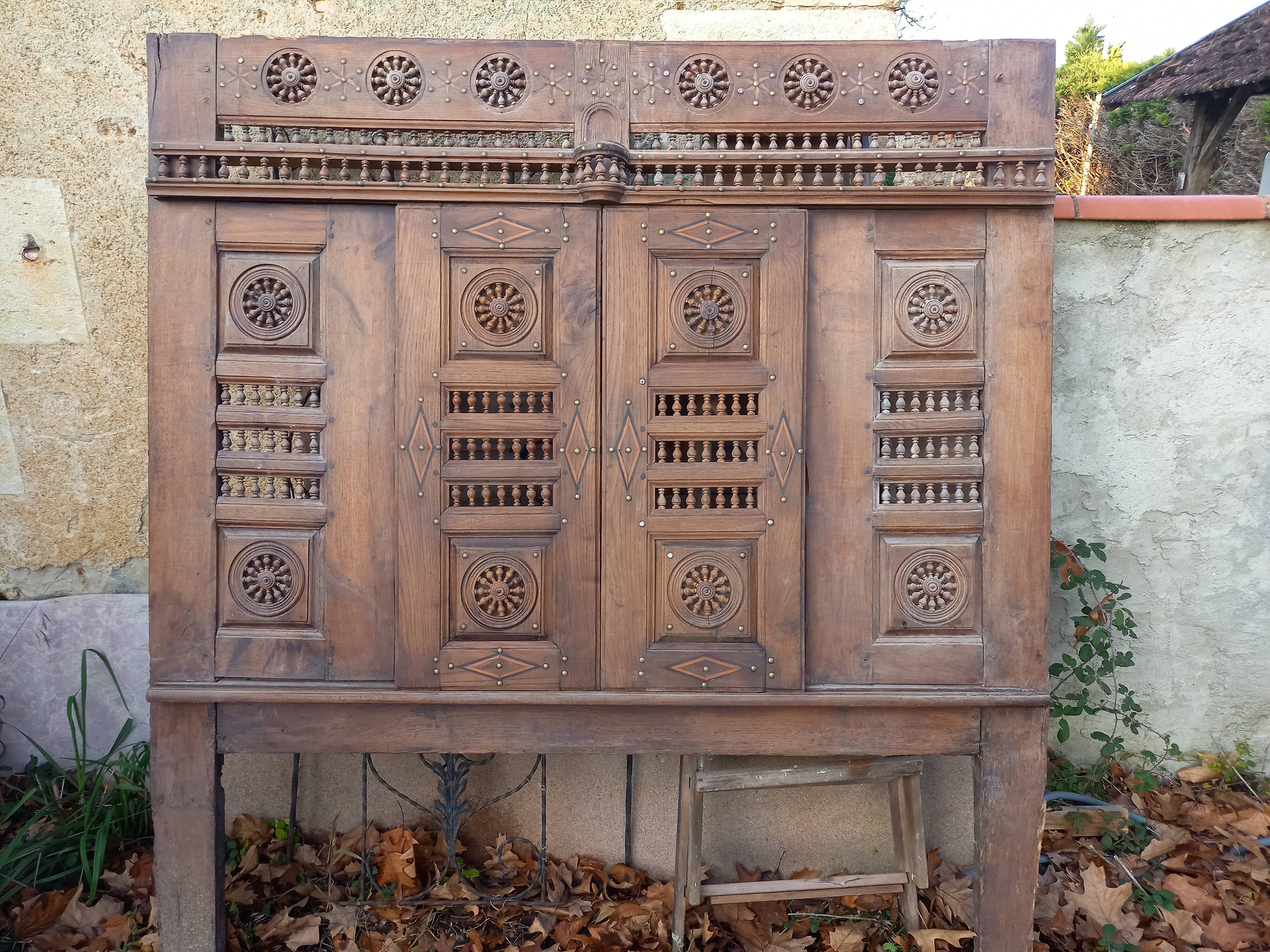 Old Breton closed bed façade