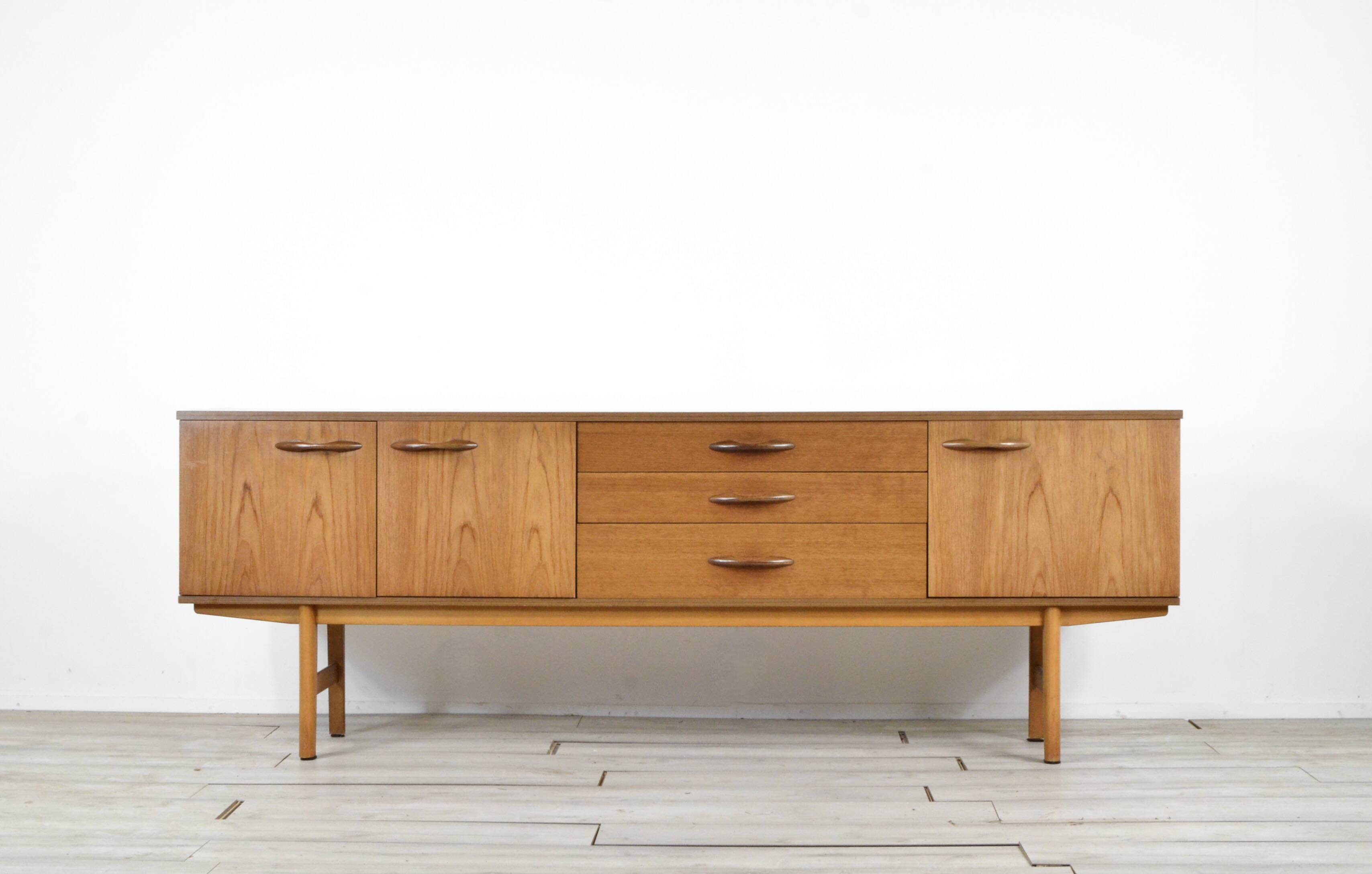 Buffet/table basse en teck « Avalon » du milieu du siècle. Style vintage élégant.