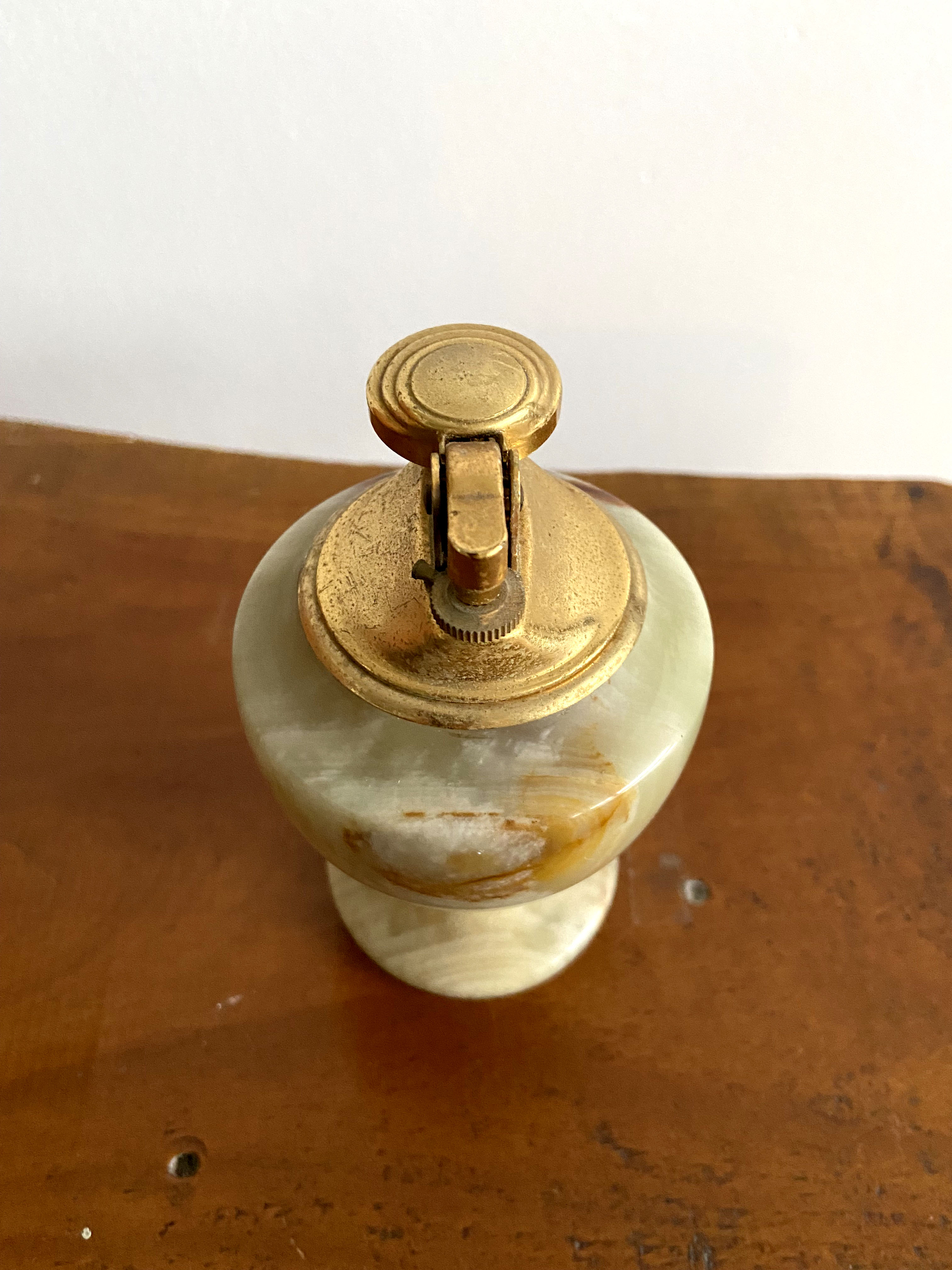 Onyx table lighter