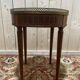 Table bouillotte de style Louis XVI en acajou et marbre.